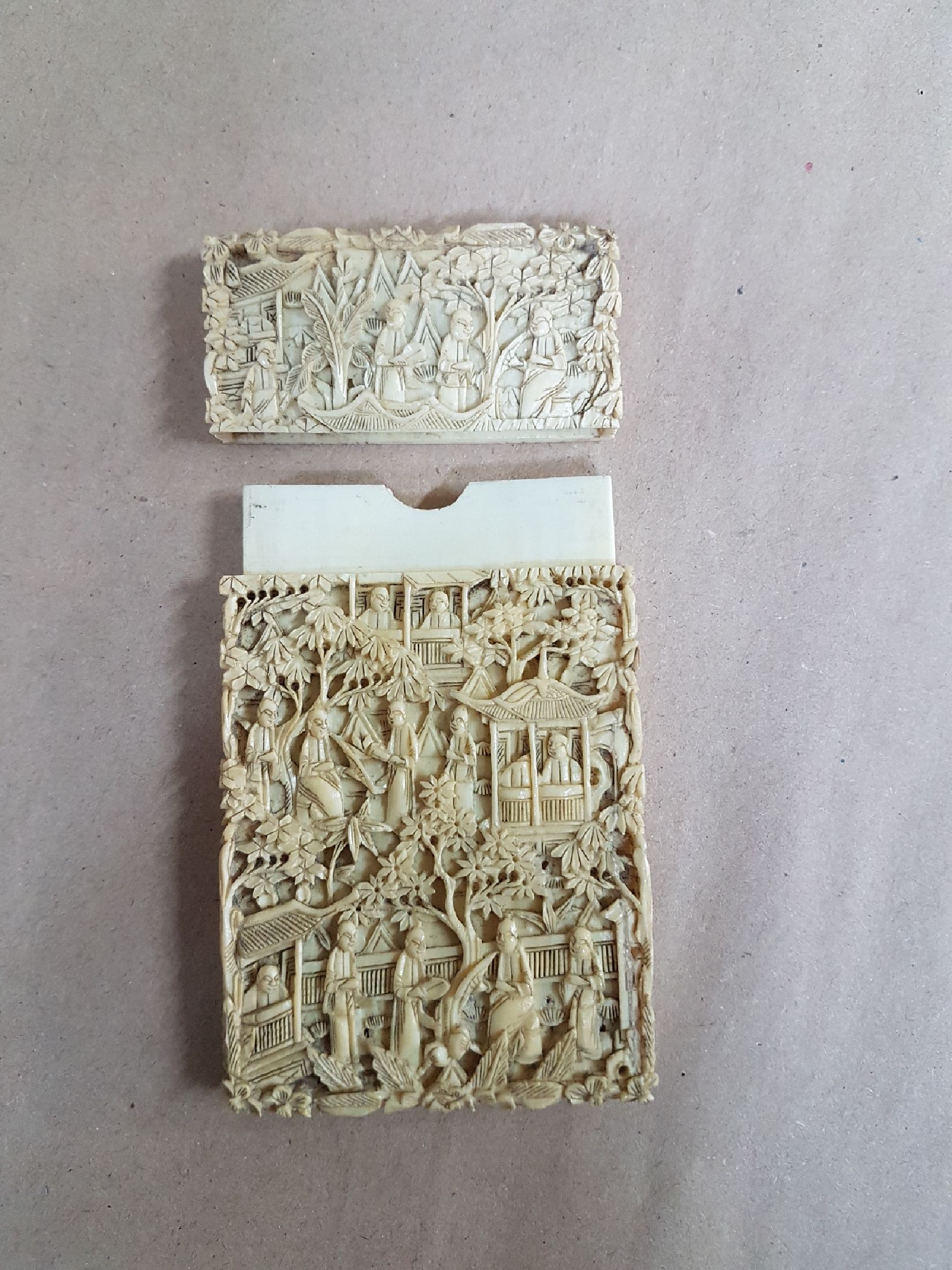 Detail i: Visitenkartenetui, China, vor 1900, Elfenbein, sehr fein beschnitzt mit Landschaften und Personen, Innen am Rand l. beschädigt bzw. Ausbruch, ca. ...