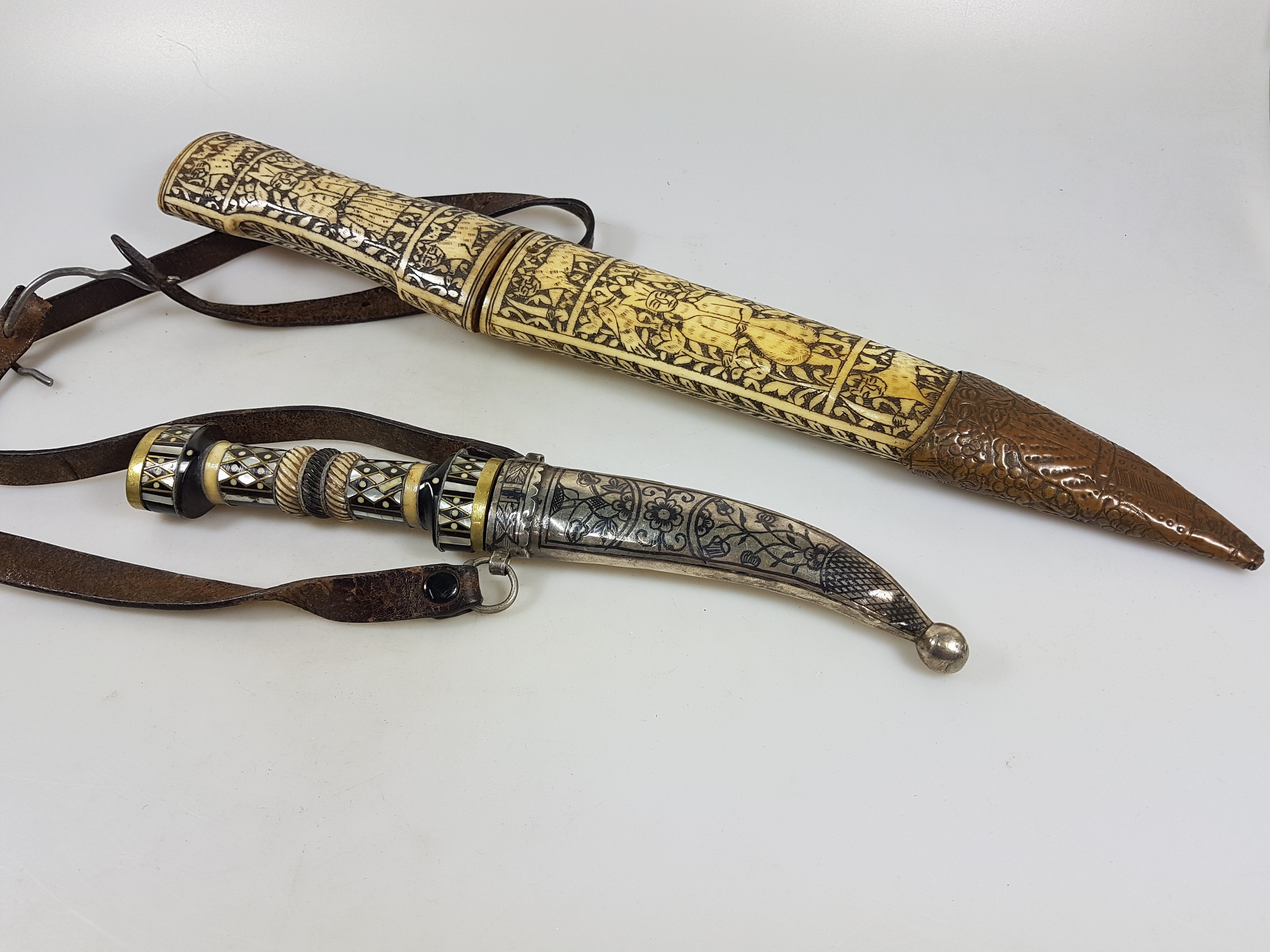 Dolch, Moghul, 20. Jh., Griff und Scheide Bein beschnitzt, mit Würdenträger, Pflanzen und Tieren, zweischneidige Klinge mit Niello-Dekor, L. ca. ...