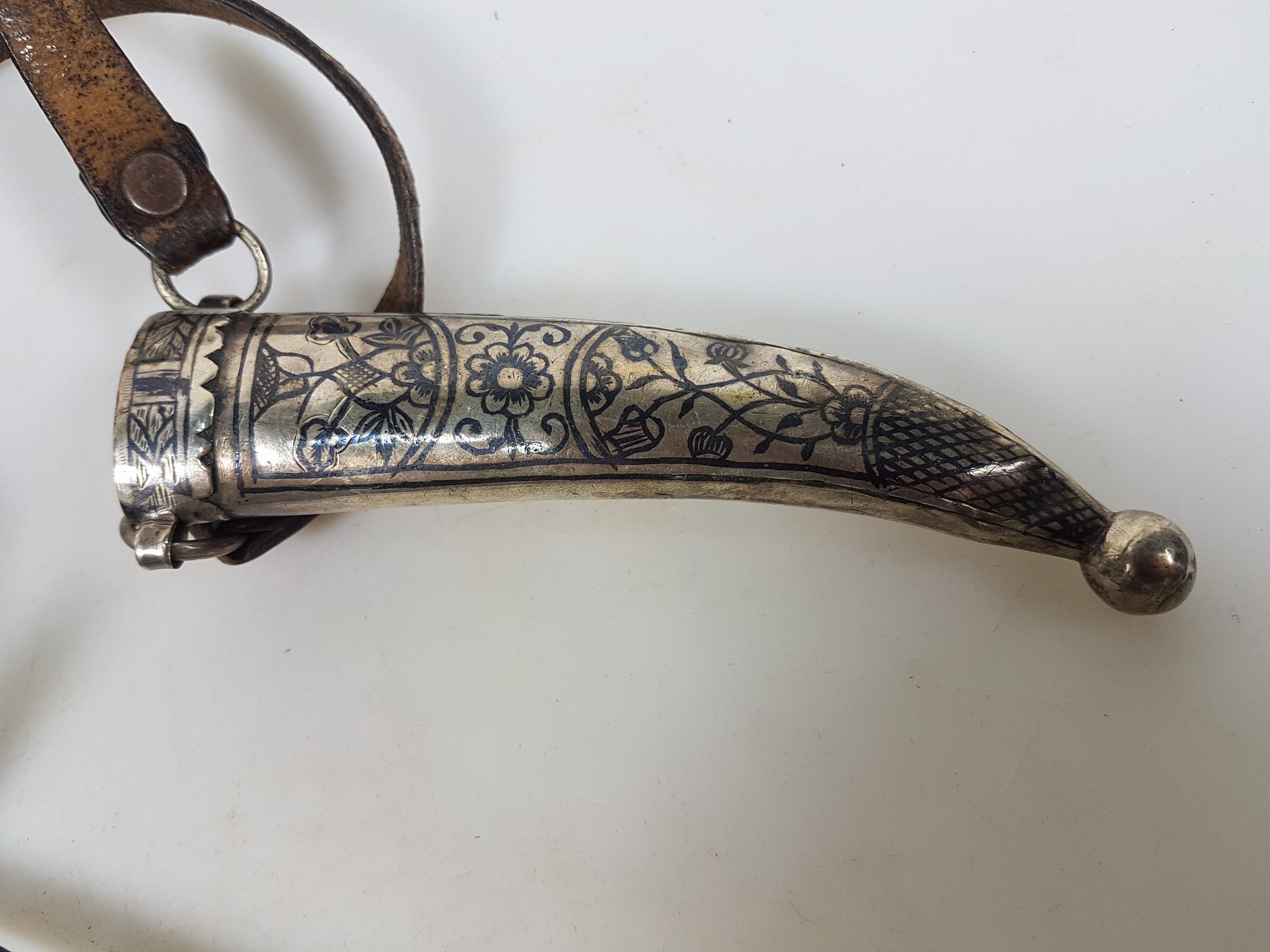 Detail g: Dolch, Moghul, 20. Jh., Griff und Scheide Bein beschnitzt, mit Würdenträger, Pflanzen und Tieren, zweischneidige Klinge mit Niello-Dekor, L. ca. ...