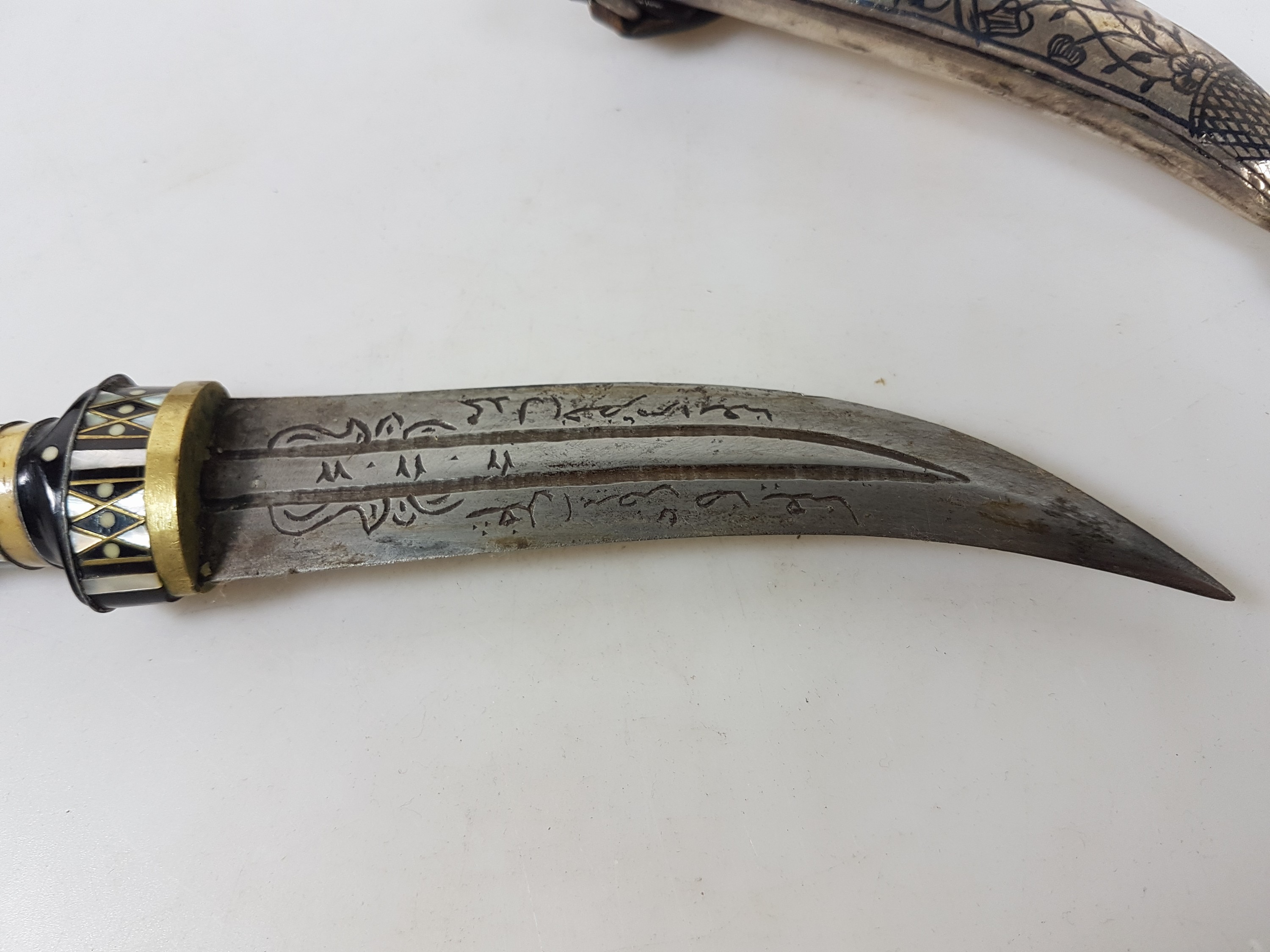 Detail h: Dolch, Moghul, 20. Jh., Griff und Scheide Bein beschnitzt, mit Würdenträger, Pflanzen und Tieren, zweischneidige Klinge mit Niello-Dekor, L. ca. ...