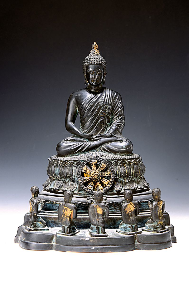 Buddha, Burma, 20.Jh., Bronze, im Dhyana Mudra im vollen Lotussitz auf einem hohen getreppten Lotusthron sitzend, darunter Rad der Lehre und fünf ...