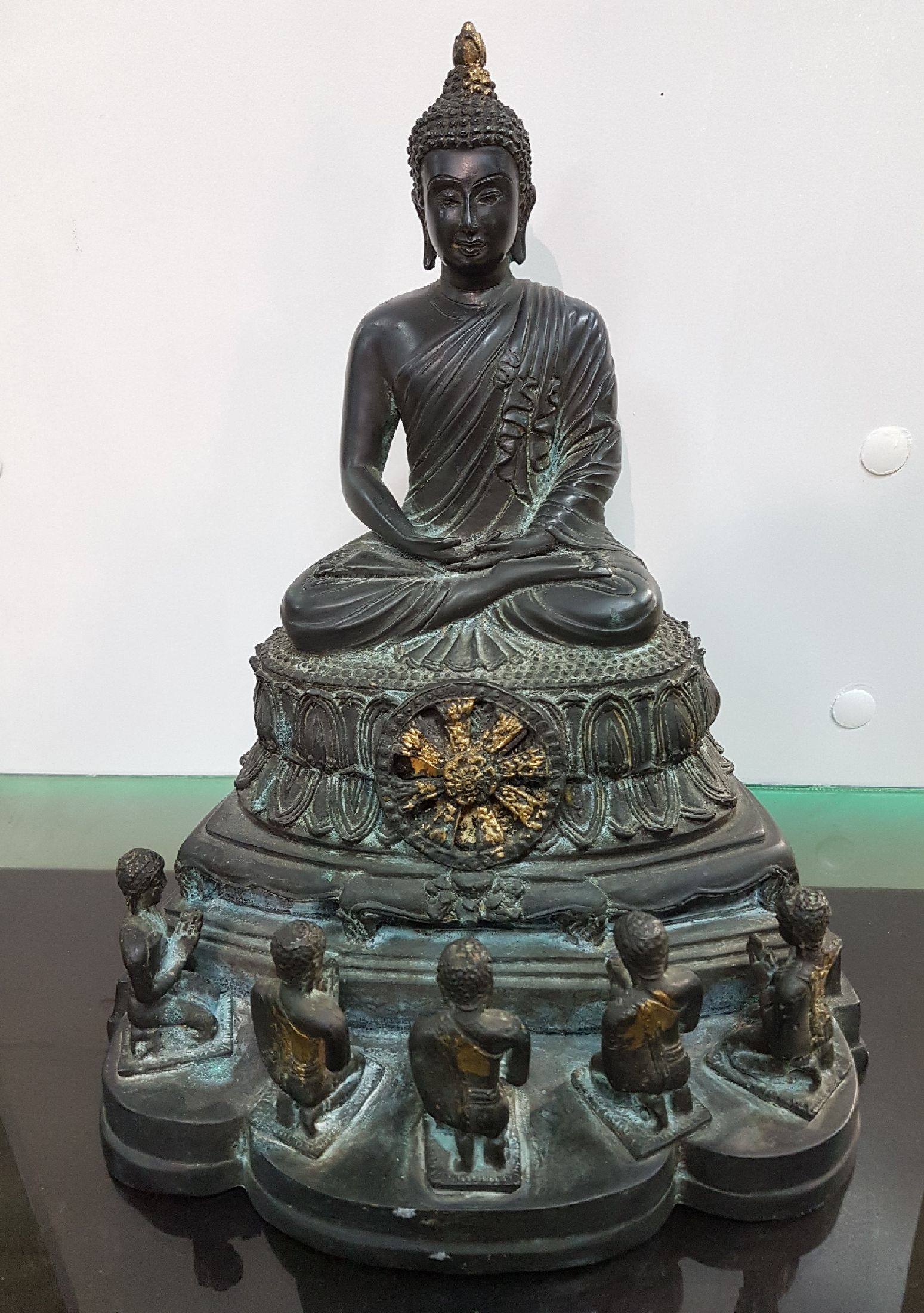 Detail a: Buddha, Burma, 20.Jh., Bronze, im Dhyana Mudra im vollen Lotussitz auf einem hohen getreppten Lotusthron sitzend, darunter Rad der Lehre und fünf ...
