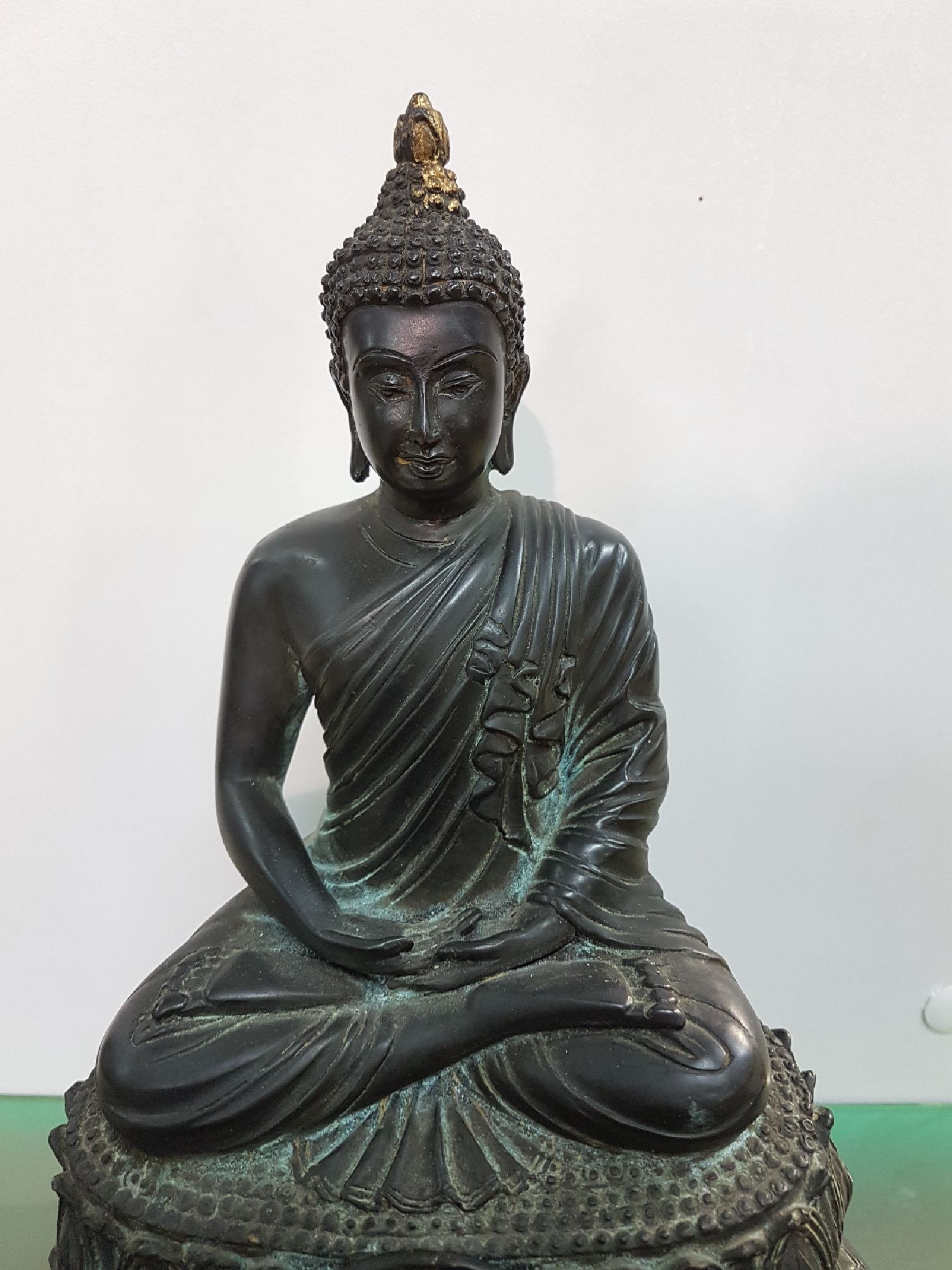 Detail b: Buddha, Burma, 20.Jh., Bronze, im Dhyana Mudra im vollen Lotussitz auf einem hohen getreppten Lotusthron sitzend, darunter Rad der Lehre und fünf ...