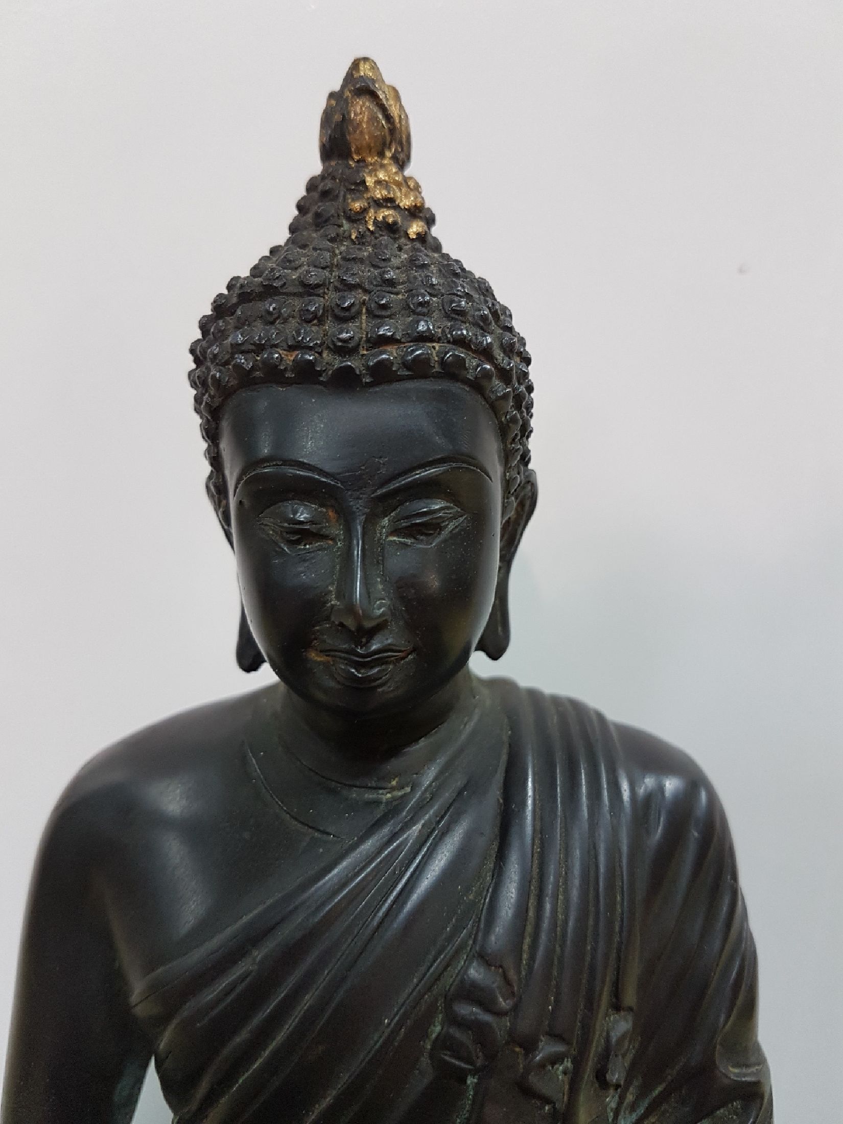 Detail c: Buddha, Burma, 20.Jh., Bronze, im Dhyana Mudra im vollen Lotussitz auf einem hohen getreppten Lotusthron sitzend, darunter Rad der Lehre und fünf ...
