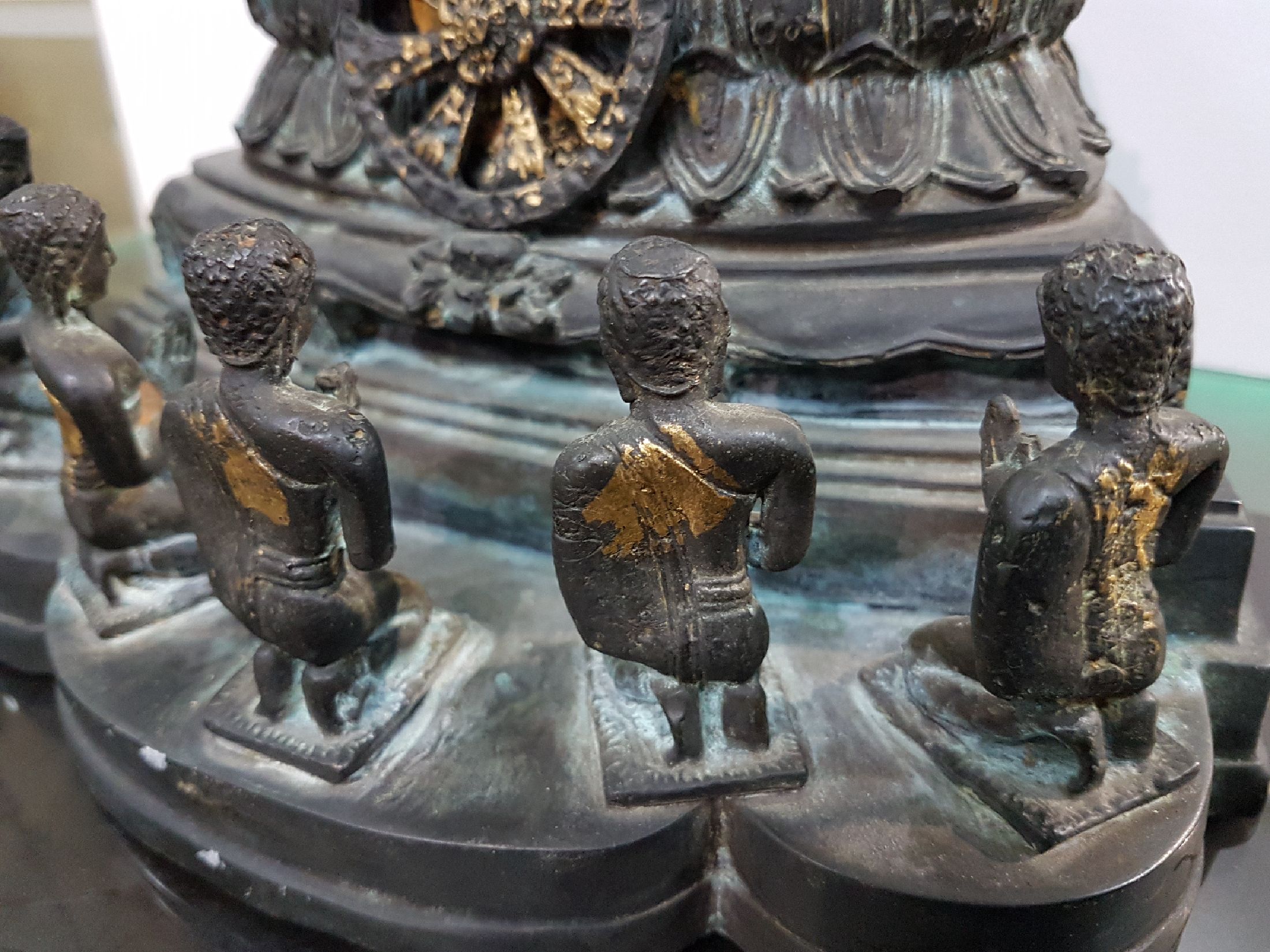 Detail e: Buddha, Burma, 20.Jh., Bronze, im Dhyana Mudra im vollen Lotussitz auf einem hohen getreppten Lotusthron sitzend, darunter Rad der Lehre und fünf ...