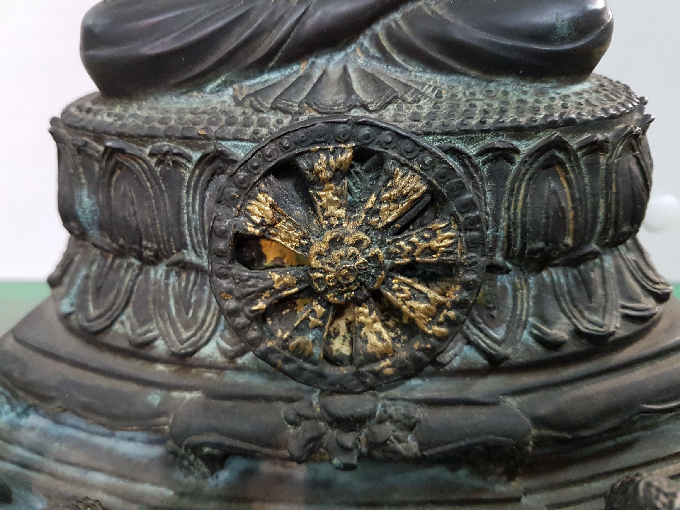 Detail f: Buddha, Burma, 20.Jh., Bronze, im Dhyana Mudra im vollen Lotussitz auf einem hohen getreppten Lotusthron sitzend, darunter Rad der Lehre und fünf ...