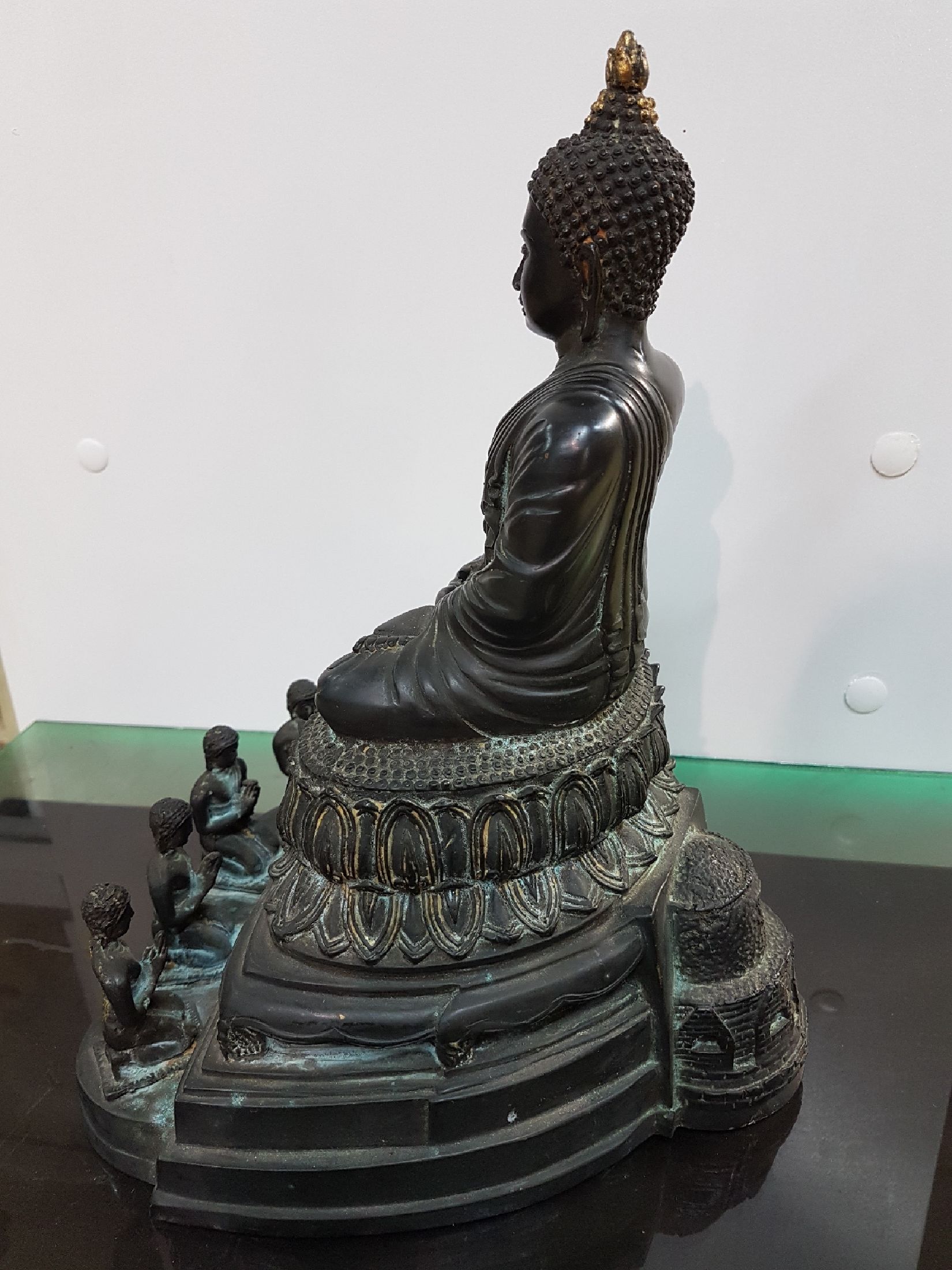 Detail g: Buddha, Burma, 20.Jh., Bronze, im Dhyana Mudra im vollen Lotussitz auf einem hohen getreppten Lotusthron sitzend, darunter Rad der Lehre und fünf ...