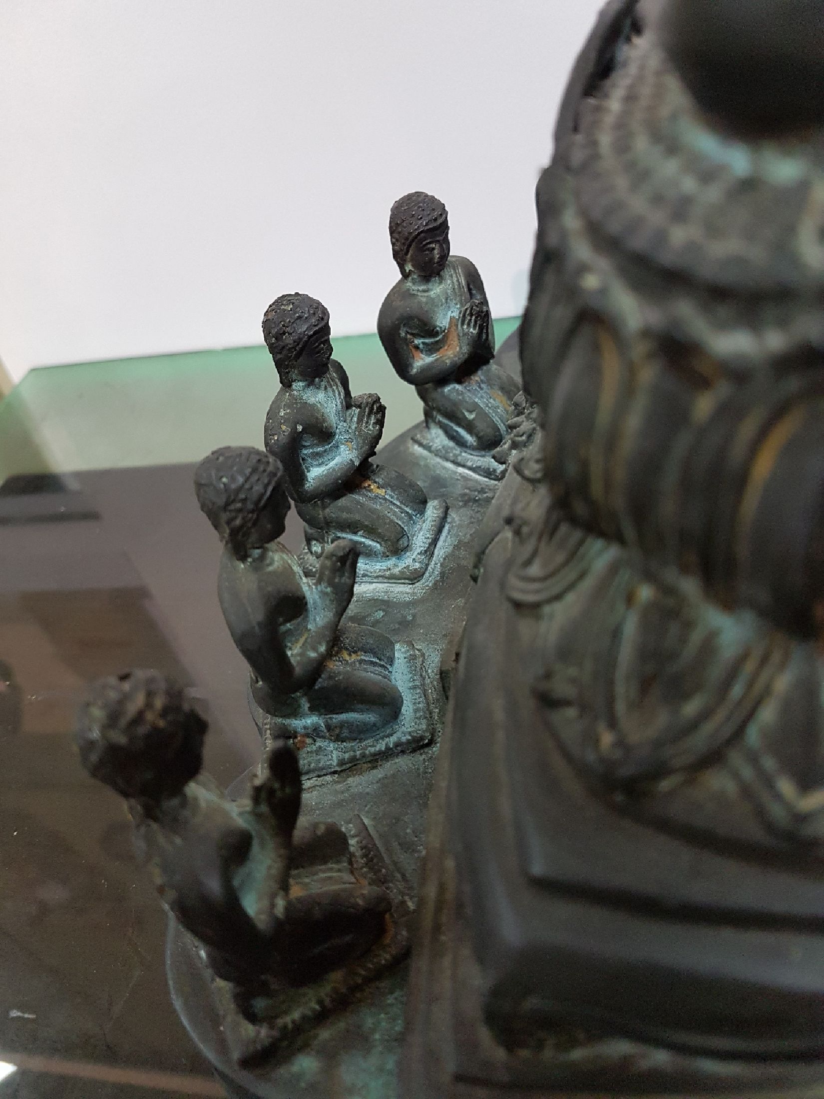 Detail h: Buddha, Burma, 20.Jh., Bronze, im Dhyana Mudra im vollen Lotussitz auf einem hohen getreppten Lotusthron sitzend, darunter Rad der Lehre und fünf ...