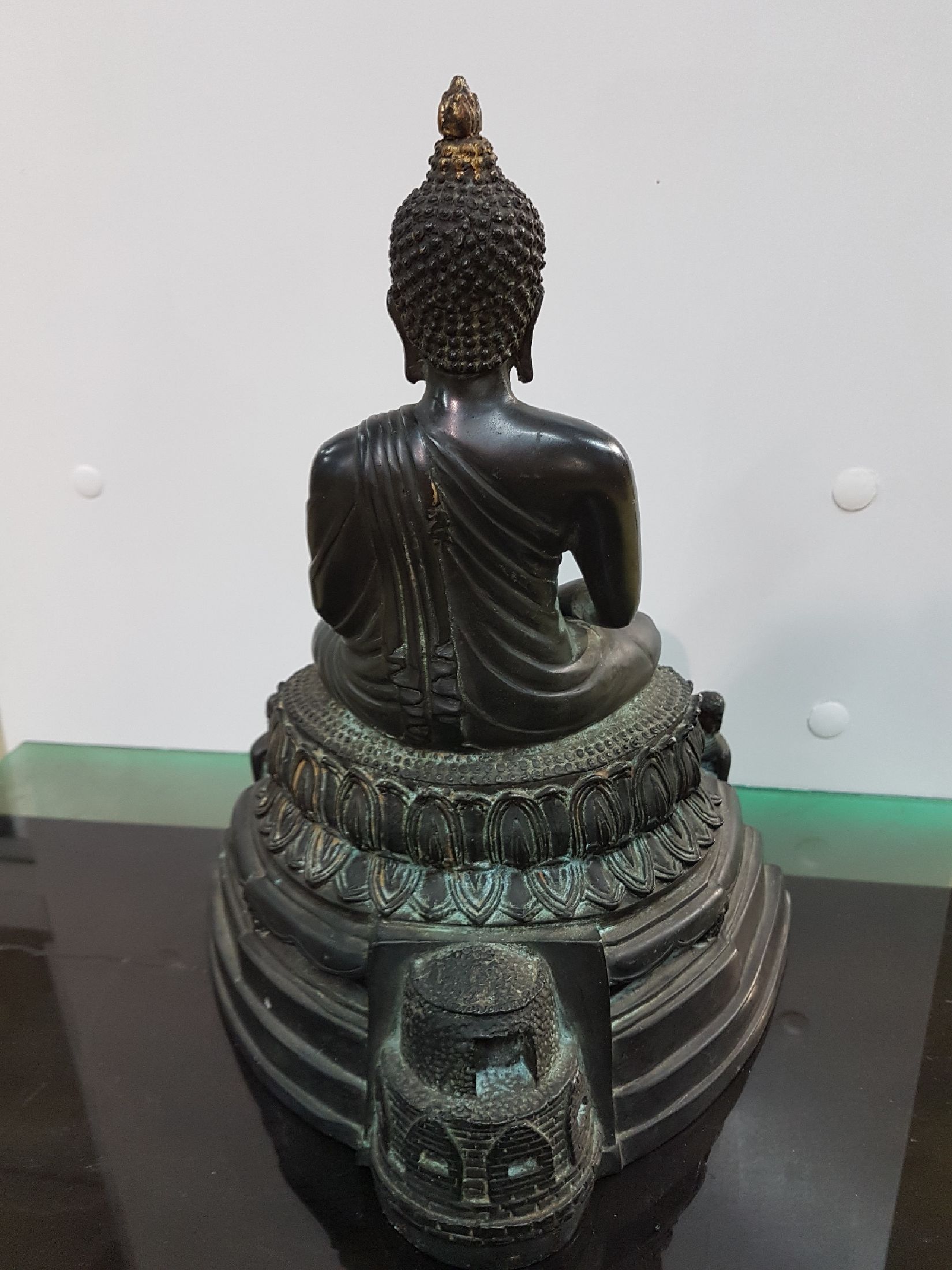 Detail i: Buddha, Burma, 20.Jh., Bronze, im Dhyana Mudra im vollen Lotussitz auf einem hohen getreppten Lotusthron sitzend, darunter Rad der Lehre und fünf ...