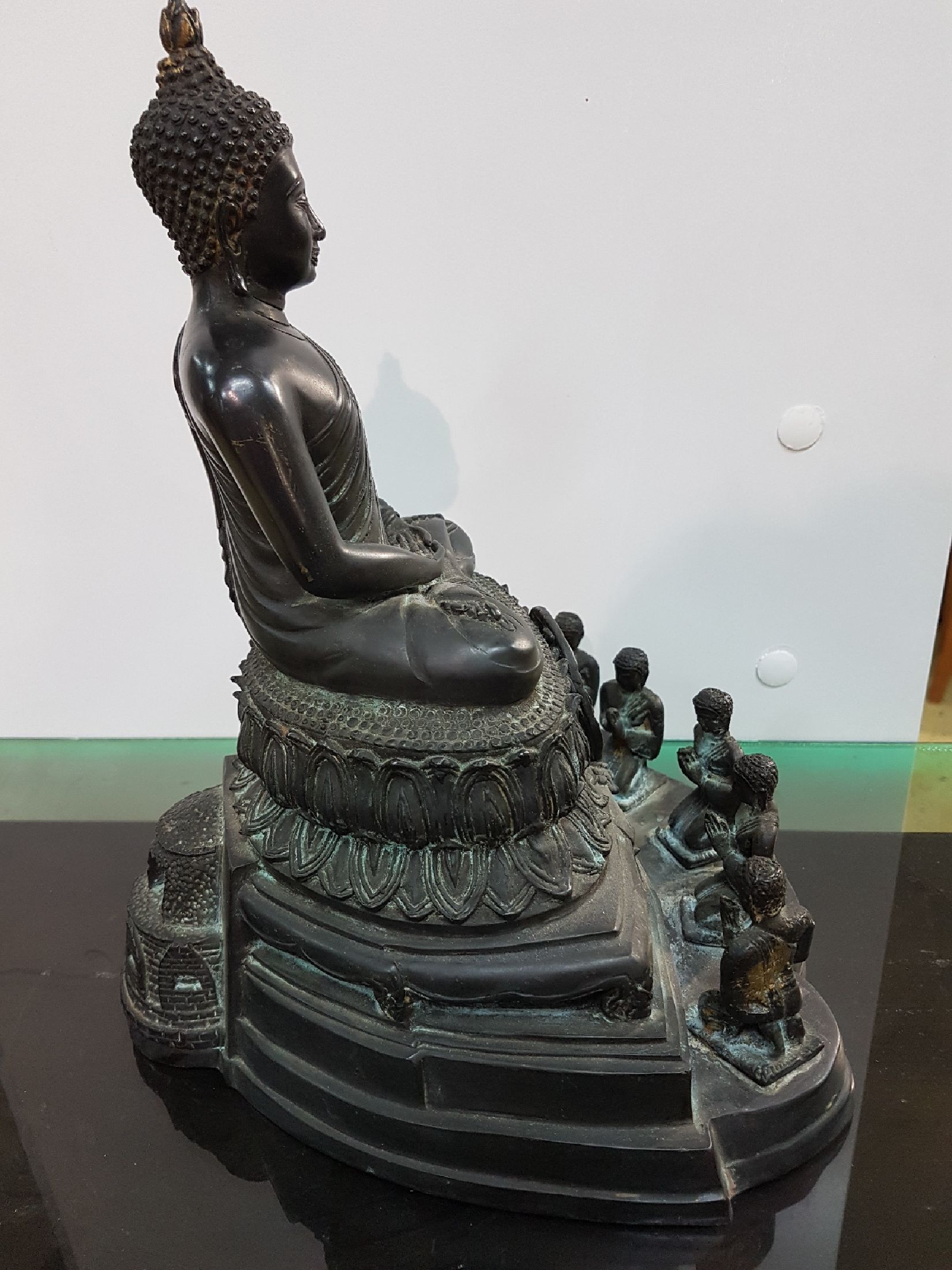 Detail j: Buddha, Burma, 20.Jh., Bronze, im Dhyana Mudra im vollen Lotussitz auf einem hohen getreppten Lotusthron sitzend, darunter Rad der Lehre und fünf ...