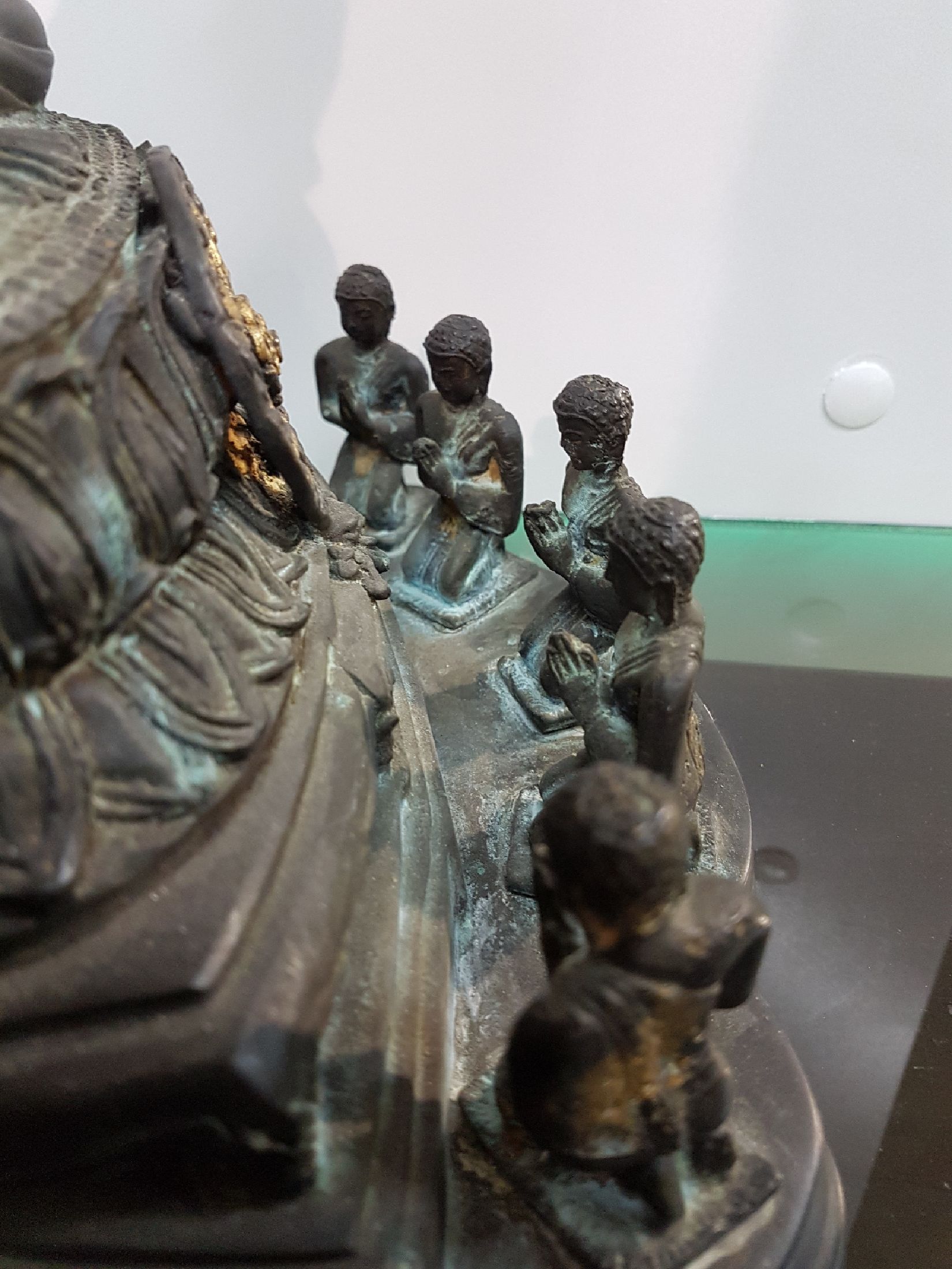 Detail k: Buddha, Burma, 20.Jh., Bronze, im Dhyana Mudra im vollen Lotussitz auf einem hohen getreppten Lotusthron sitzend, darunter Rad der Lehre und fünf ...