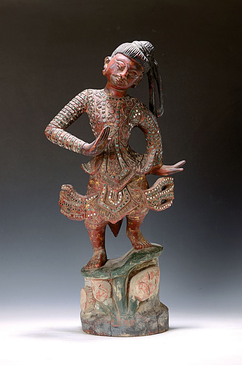 Tempeltänzer, Thailand, 20. Jh., Holz geschnitzt und polychrom gefasst, mit bunten Pailletten besetzt, H.ca. 22.5 cm Alters- und Gebr.-spuren