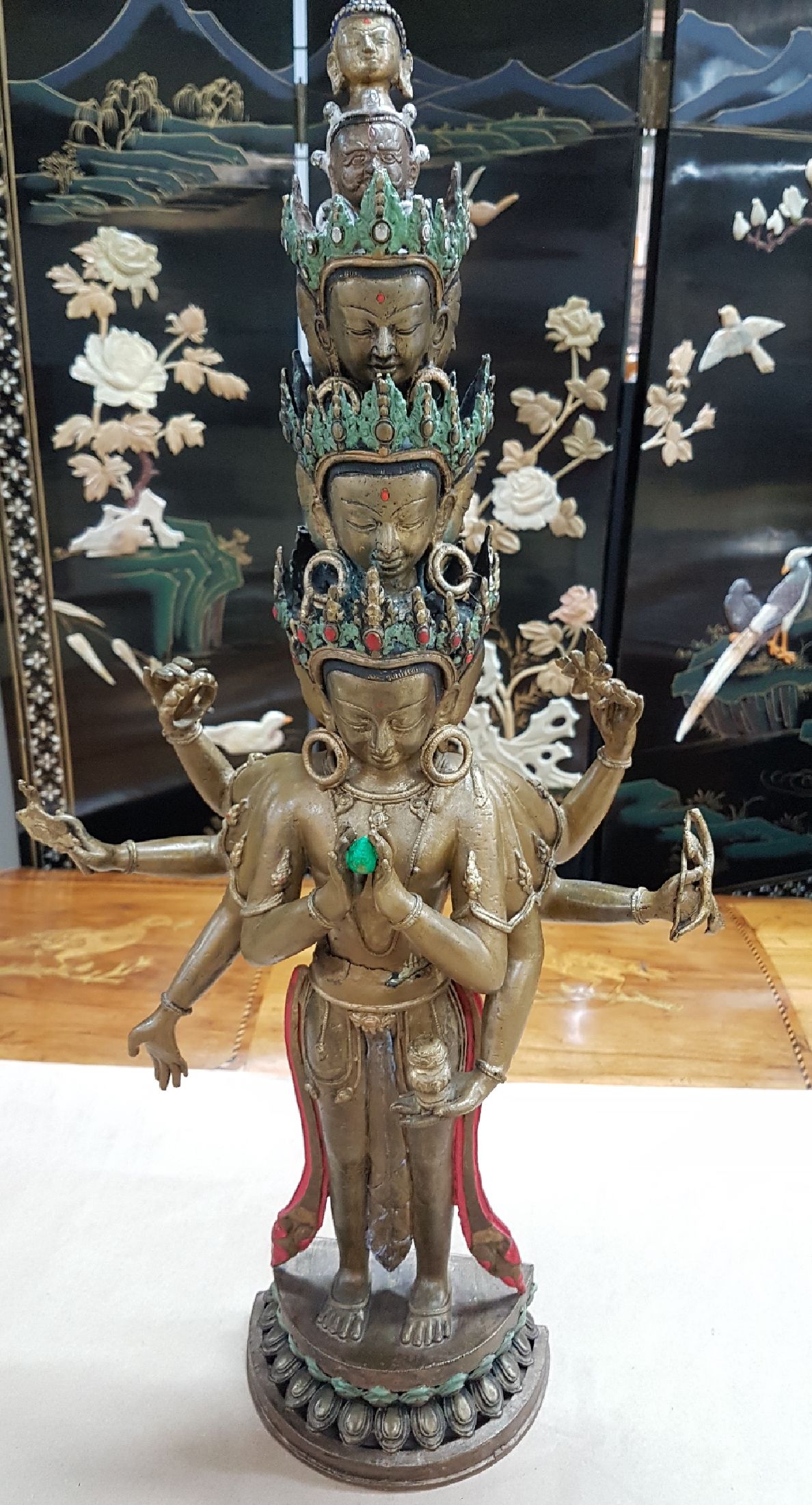 Detail a: Grosser Avalokiteshvara, Boddhisatva des universellen Mitgefühls, Tibet, 20. Jh., Bronze, 11-gesichtig und mit 8 Armen, vollplastische Skulptur auf ...
