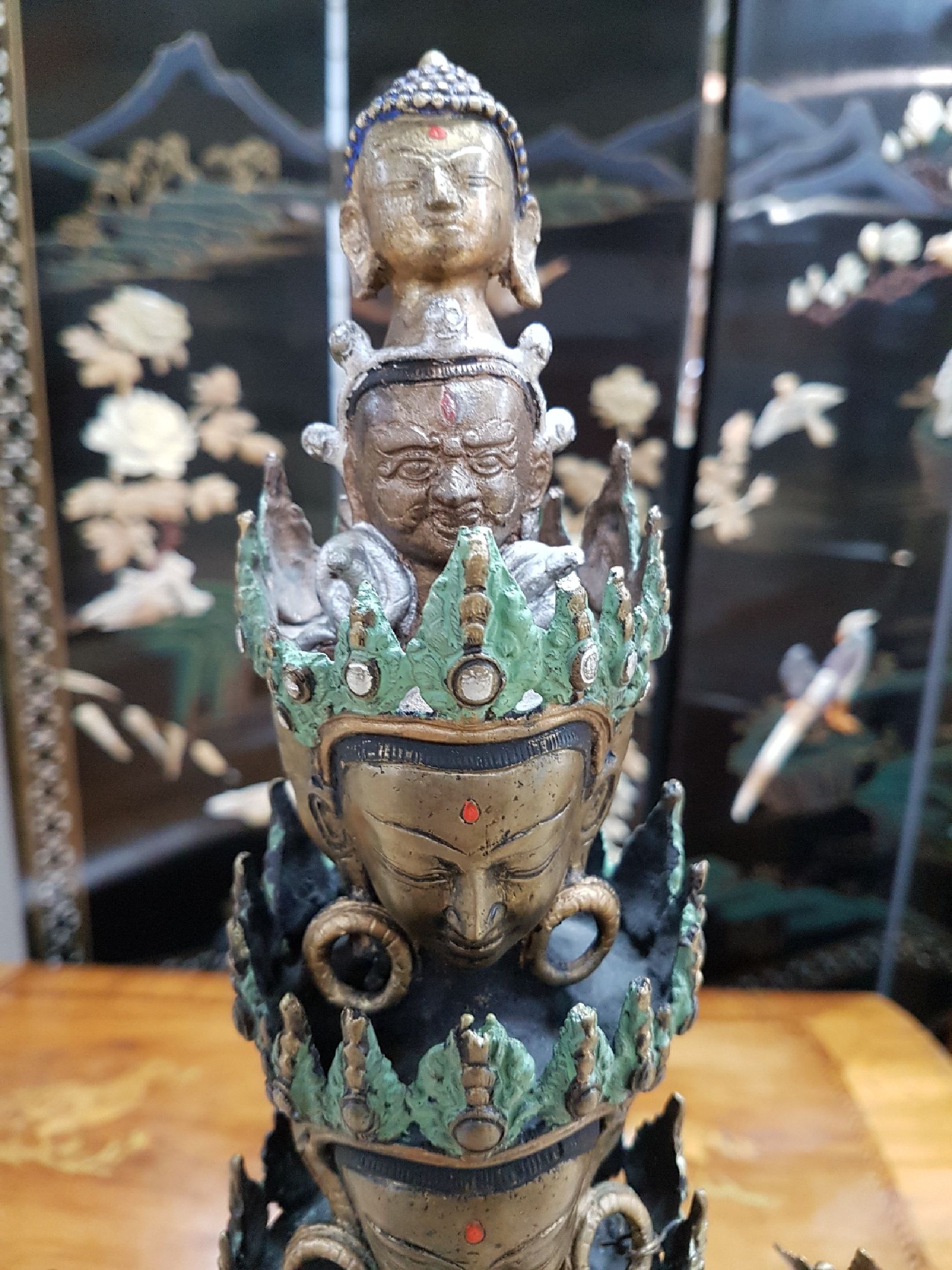 Detail b: Grosser Avalokiteshvara, Boddhisatva des universellen Mitgefühls, Tibet, 20. Jh., Bronze, 11-gesichtig und mit 8 Armen, vollplastische Skulptur auf ...