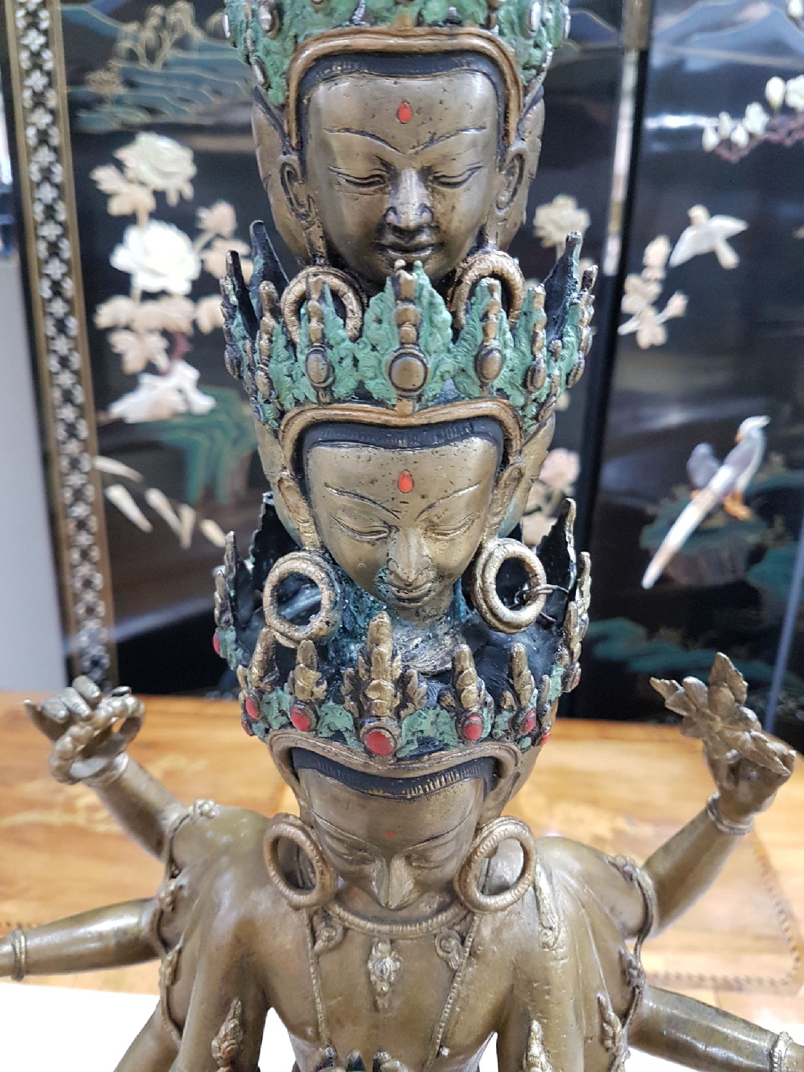 Detail c: Grosser Avalokiteshvara, Boddhisatva des universellen Mitgefühls, Tibet, 20. Jh., Bronze, 11-gesichtig und mit 8 Armen, vollplastische Skulptur auf ...