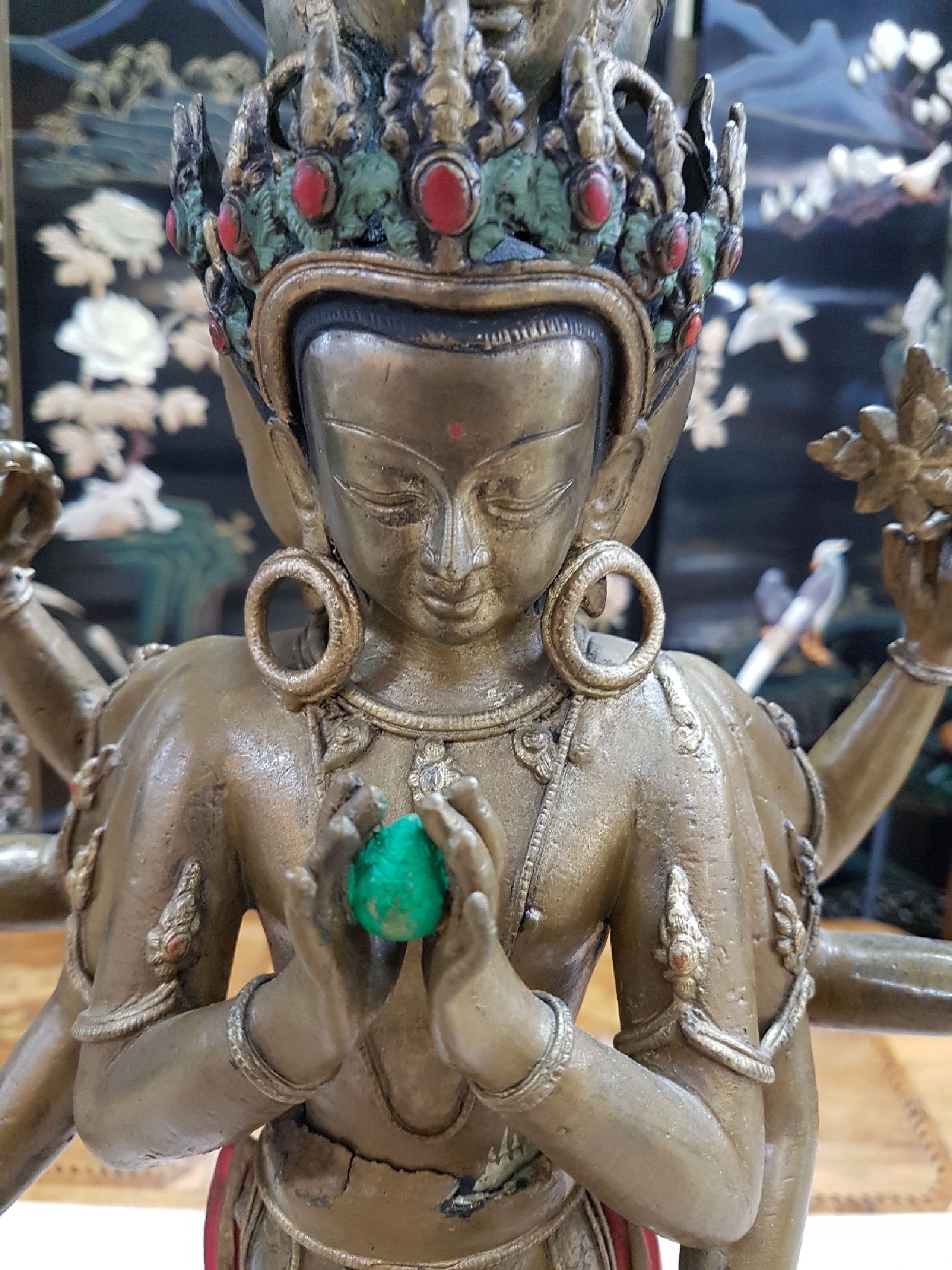 Detail d: Grosser Avalokiteshvara, Boddhisatva des universellen Mitgefühls, Tibet, 20. Jh., Bronze, 11-gesichtig und mit 8 Armen, vollplastische Skulptur auf ...