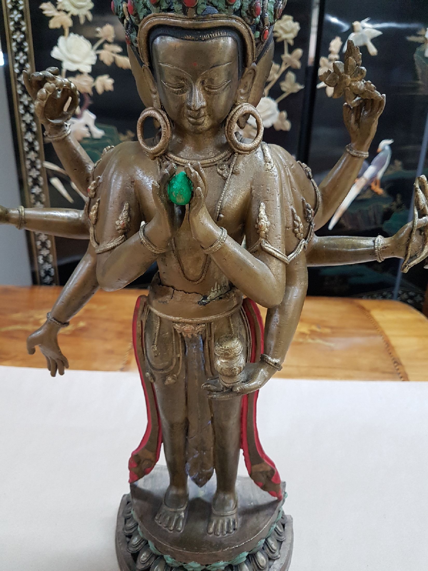 Detail e: Grosser Avalokiteshvara, Boddhisatva des universellen Mitgefühls, Tibet, 20. Jh., Bronze, 11-gesichtig und mit 8 Armen, vollplastische Skulptur auf ...