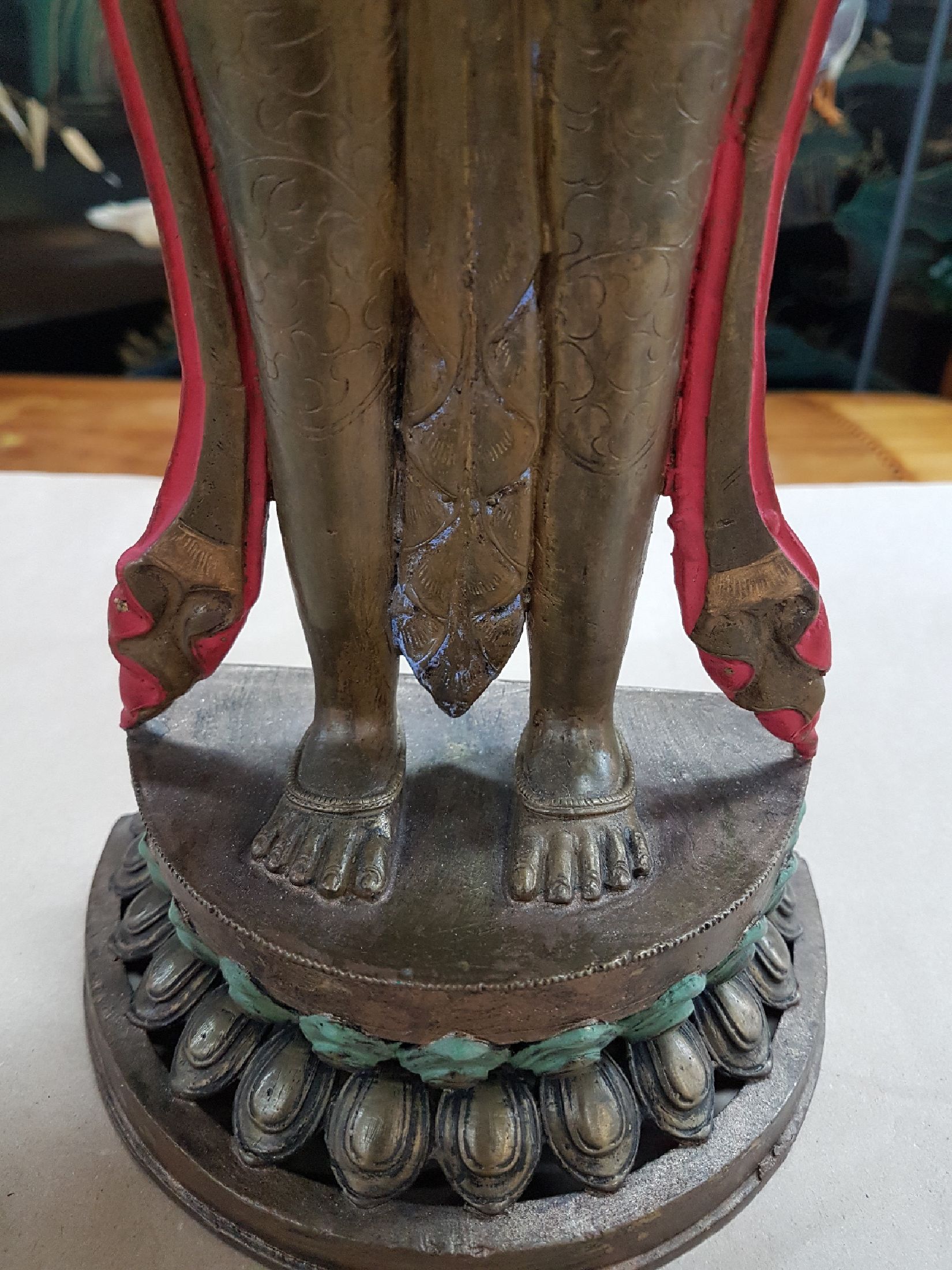 Detail f: Grosser Avalokiteshvara, Boddhisatva des universellen Mitgefühls, Tibet, 20. Jh., Bronze, 11-gesichtig und mit 8 Armen, vollplastische Skulptur auf ...