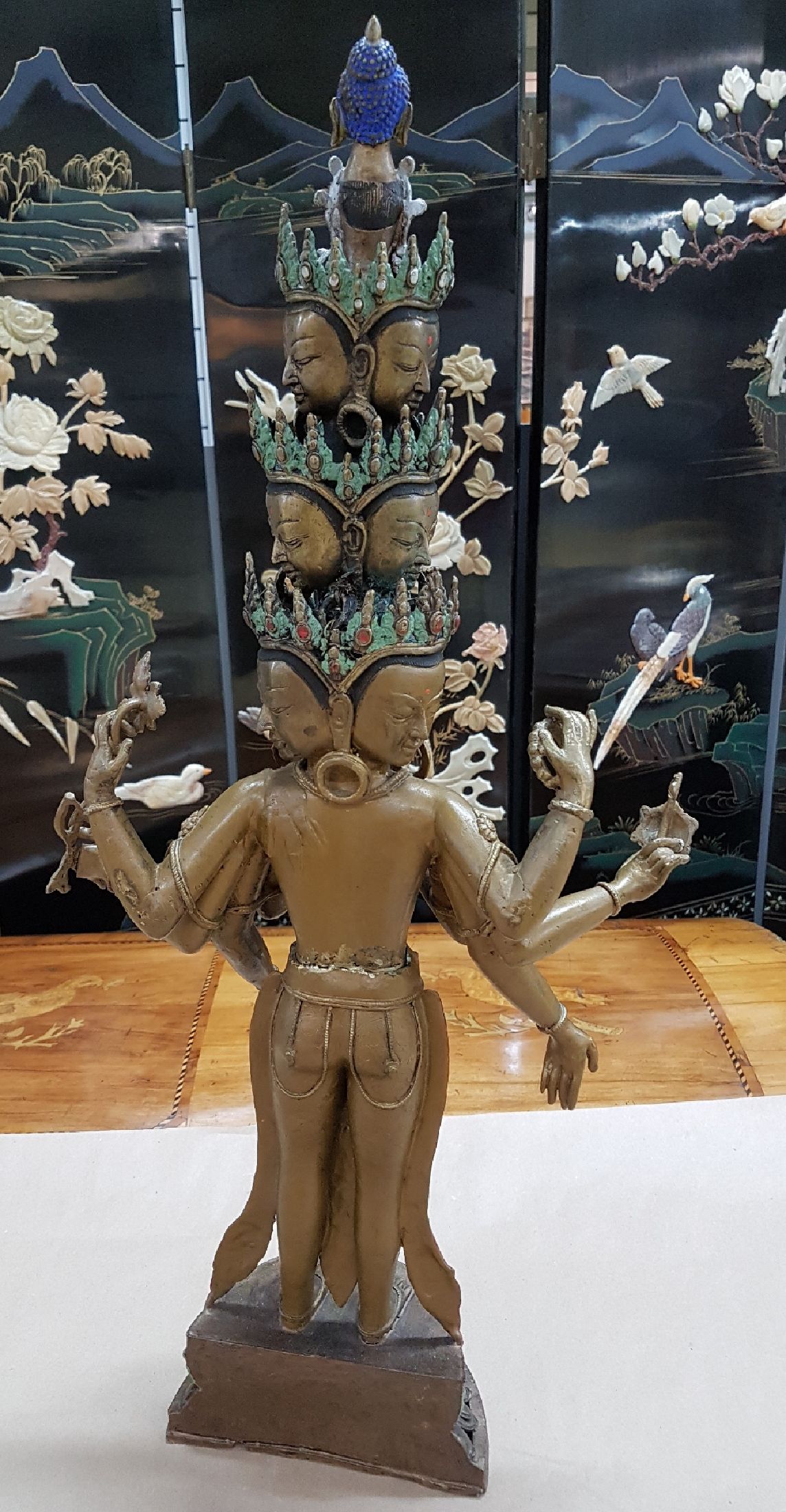 Detail g: Grosser Avalokiteshvara, Boddhisatva des universellen Mitgefühls, Tibet, 20. Jh., Bronze, 11-gesichtig und mit 8 Armen, vollplastische Skulptur auf ...