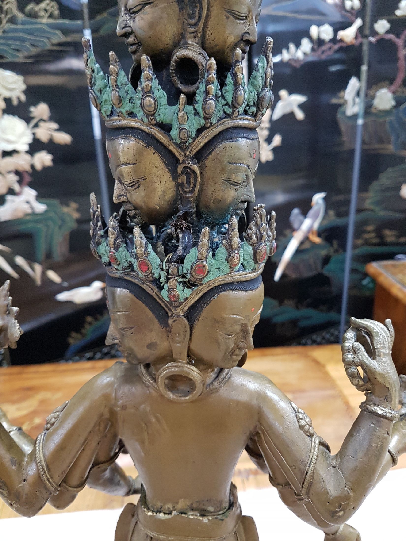 Detail i: Grosser Avalokiteshvara, Boddhisatva des universellen Mitgefühls, Tibet, 20. Jh., Bronze, 11-gesichtig und mit 8 Armen, vollplastische Skulptur auf ...