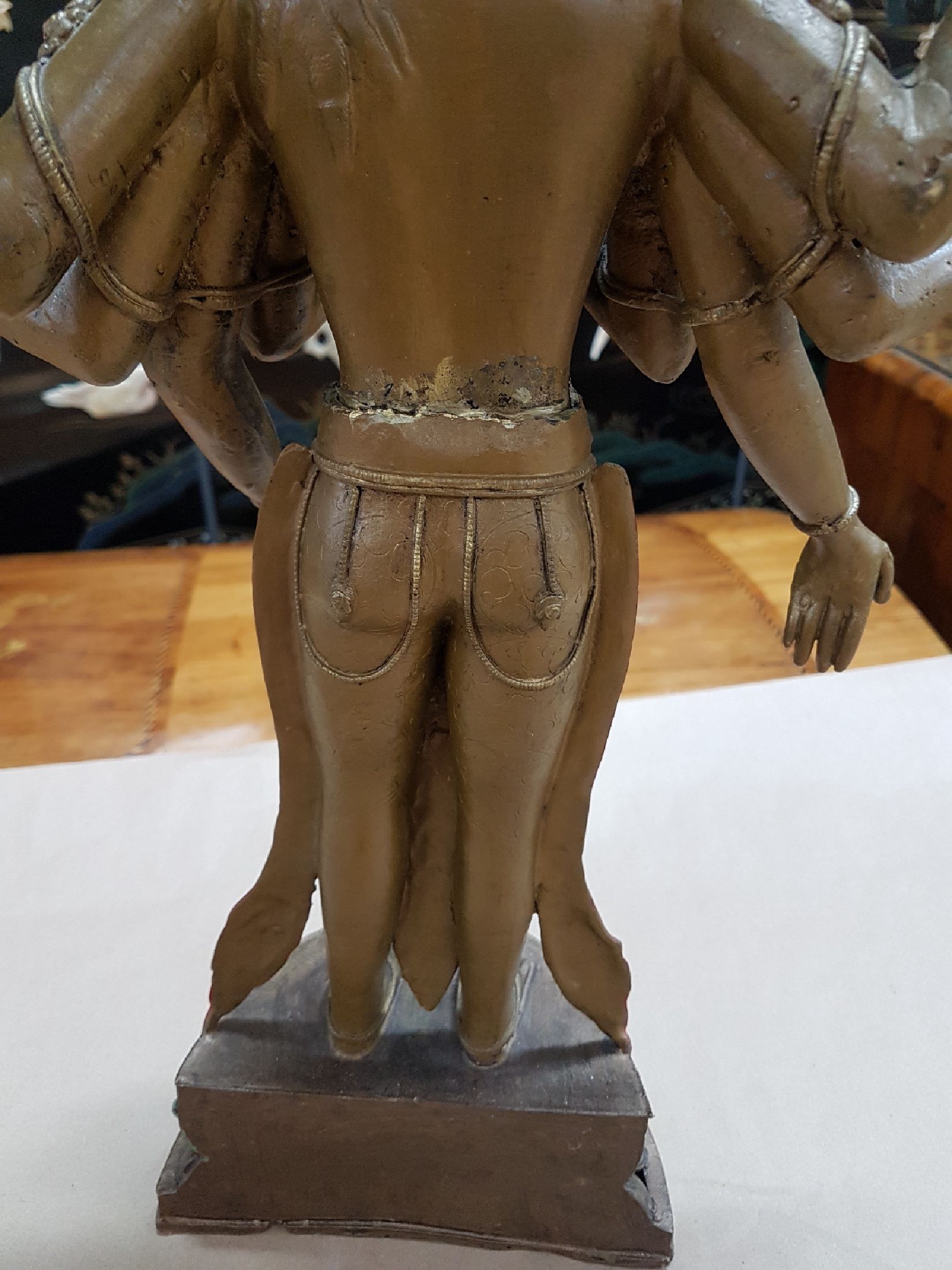 Detail j: Grosser Avalokiteshvara, Boddhisatva des universellen Mitgefühls, Tibet, 20. Jh., Bronze, 11-gesichtig und mit 8 Armen, vollplastische Skulptur auf ...