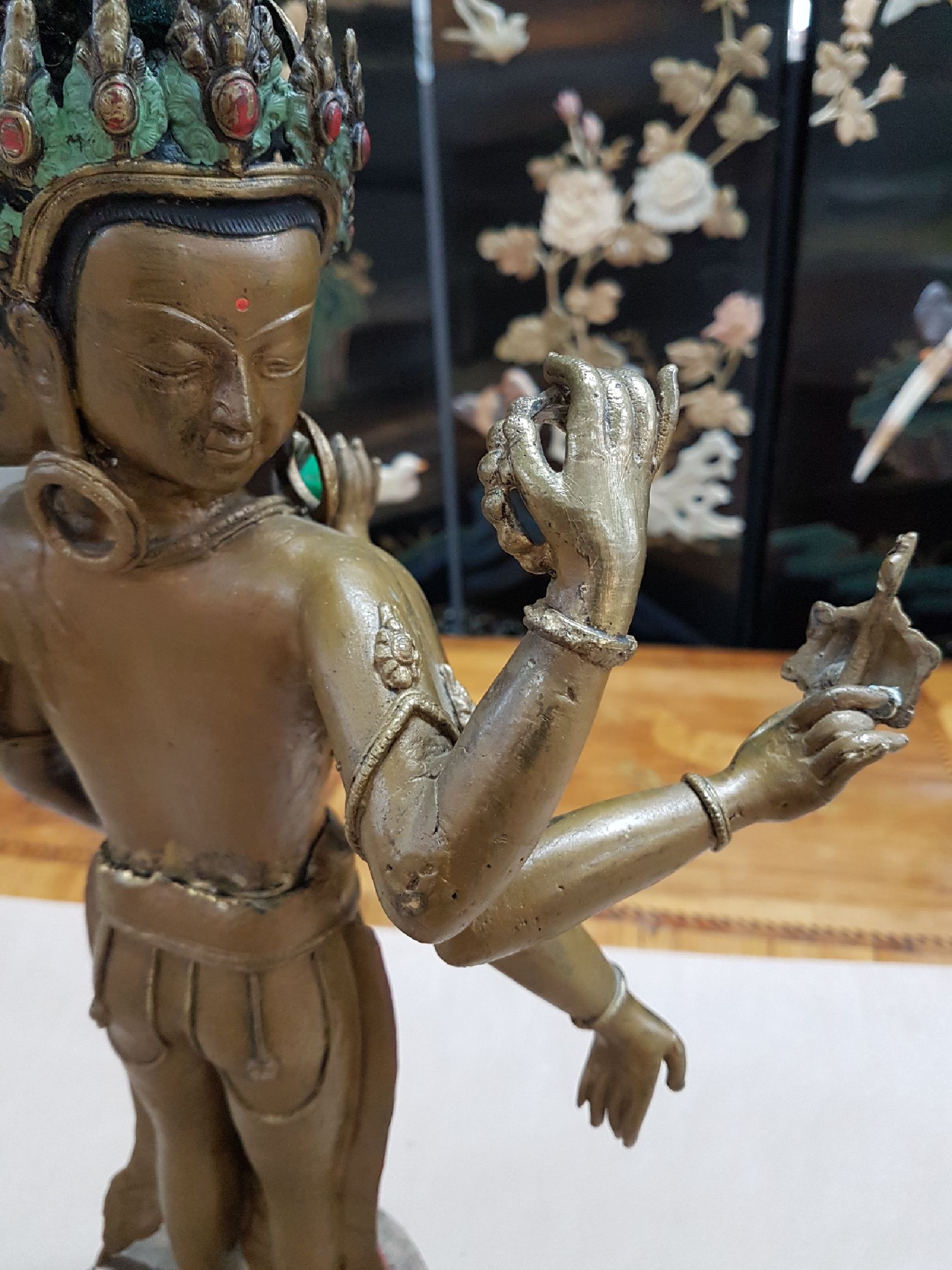 Detail k: Grosser Avalokiteshvara, Boddhisatva des universellen Mitgefühls, Tibet, 20. Jh., Bronze, 11-gesichtig und mit 8 Armen, vollplastische Skulptur auf ...