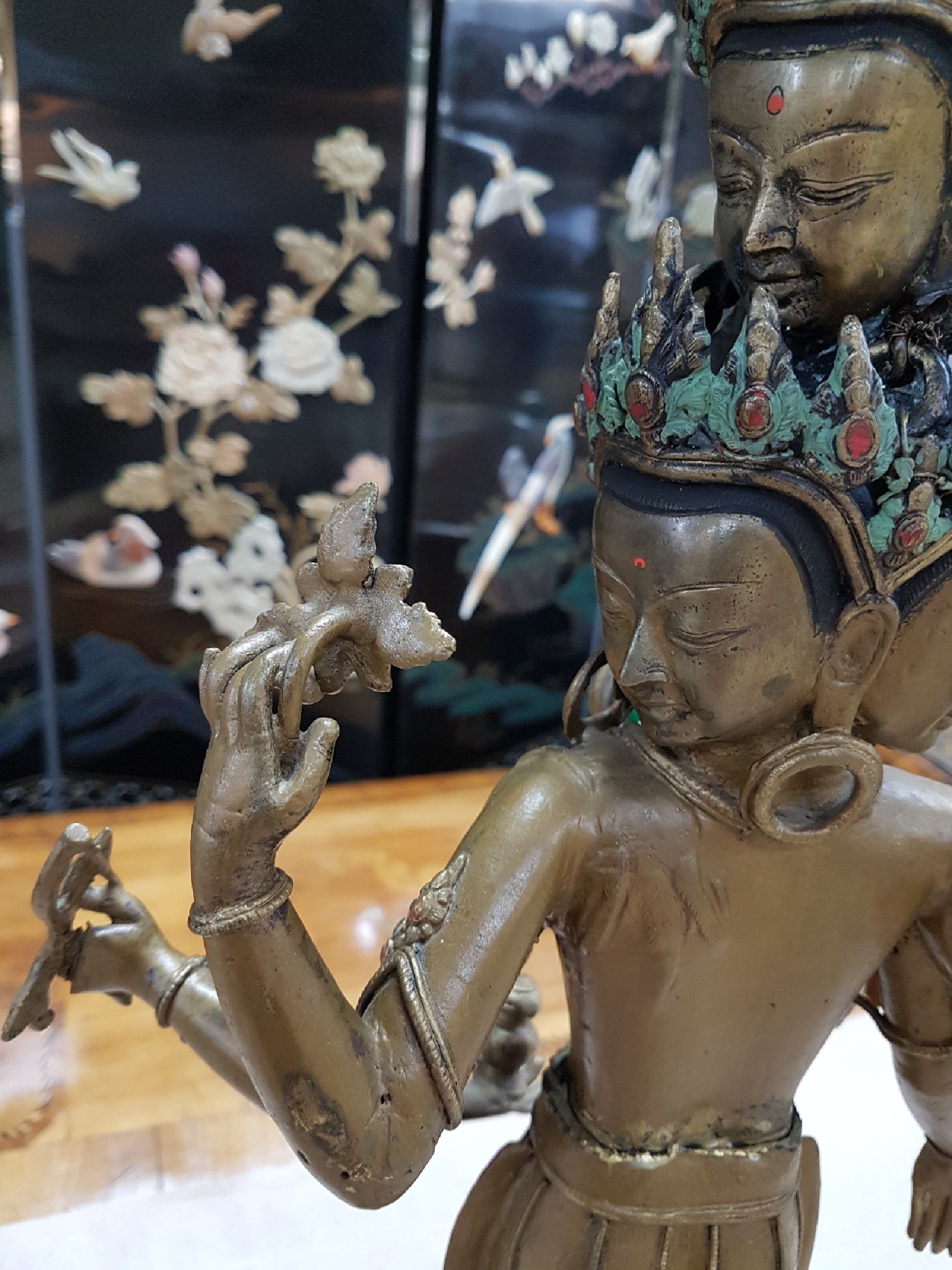 Detail l: Grosser Avalokiteshvara, Boddhisatva des universellen Mitgefühls, Tibet, 20. Jh., Bronze, 11-gesichtig und mit 8 Armen, vollplastische Skulptur auf ...