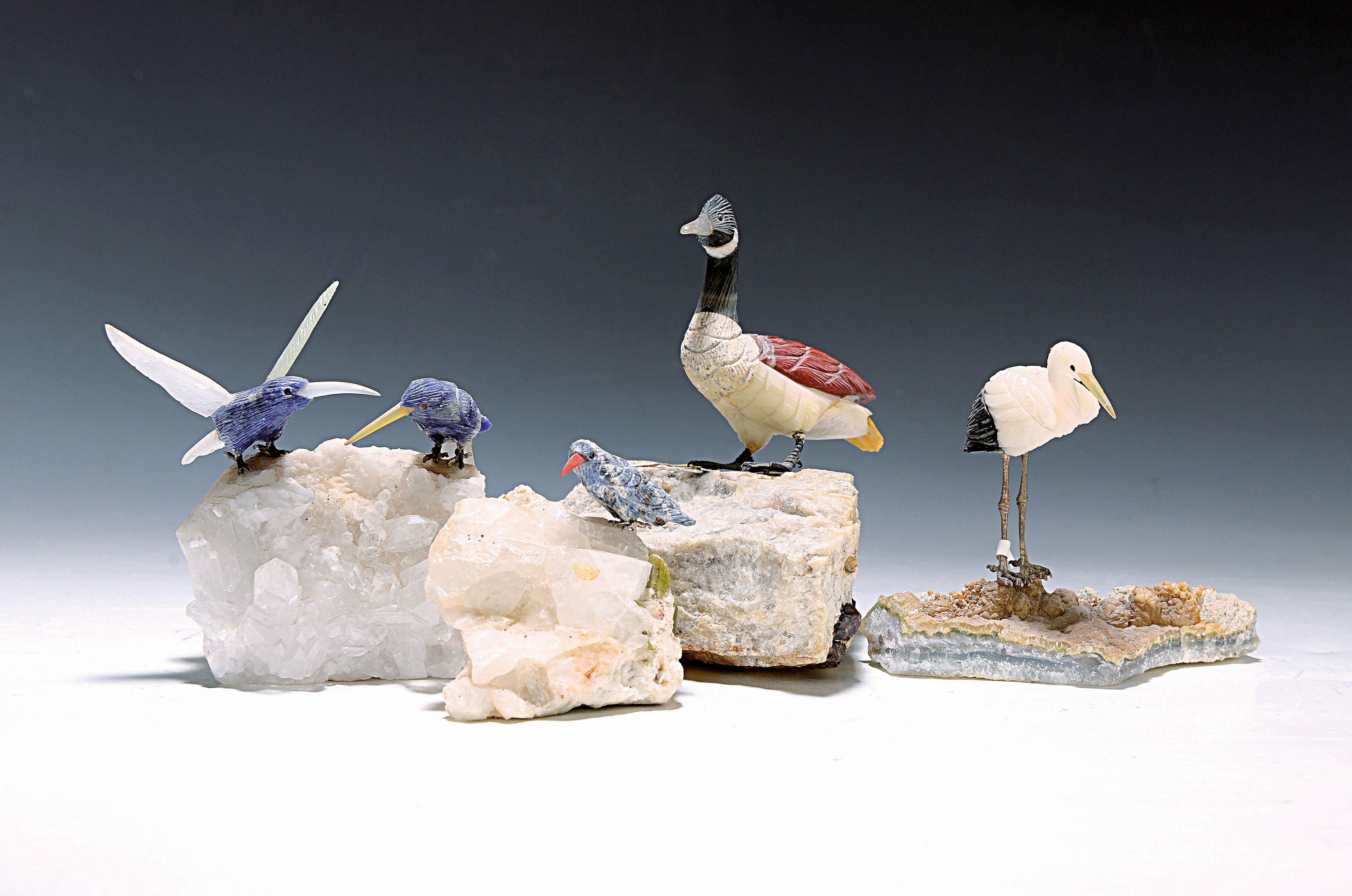 Vier Edelsteinfiguren, Idar Oberstein, 2. Hälfte 20. Jh., Ente, Vogelpaar, einzelner Vogel und Storch, auf Druse bzw. Muttergestein, beschnitzt, ...