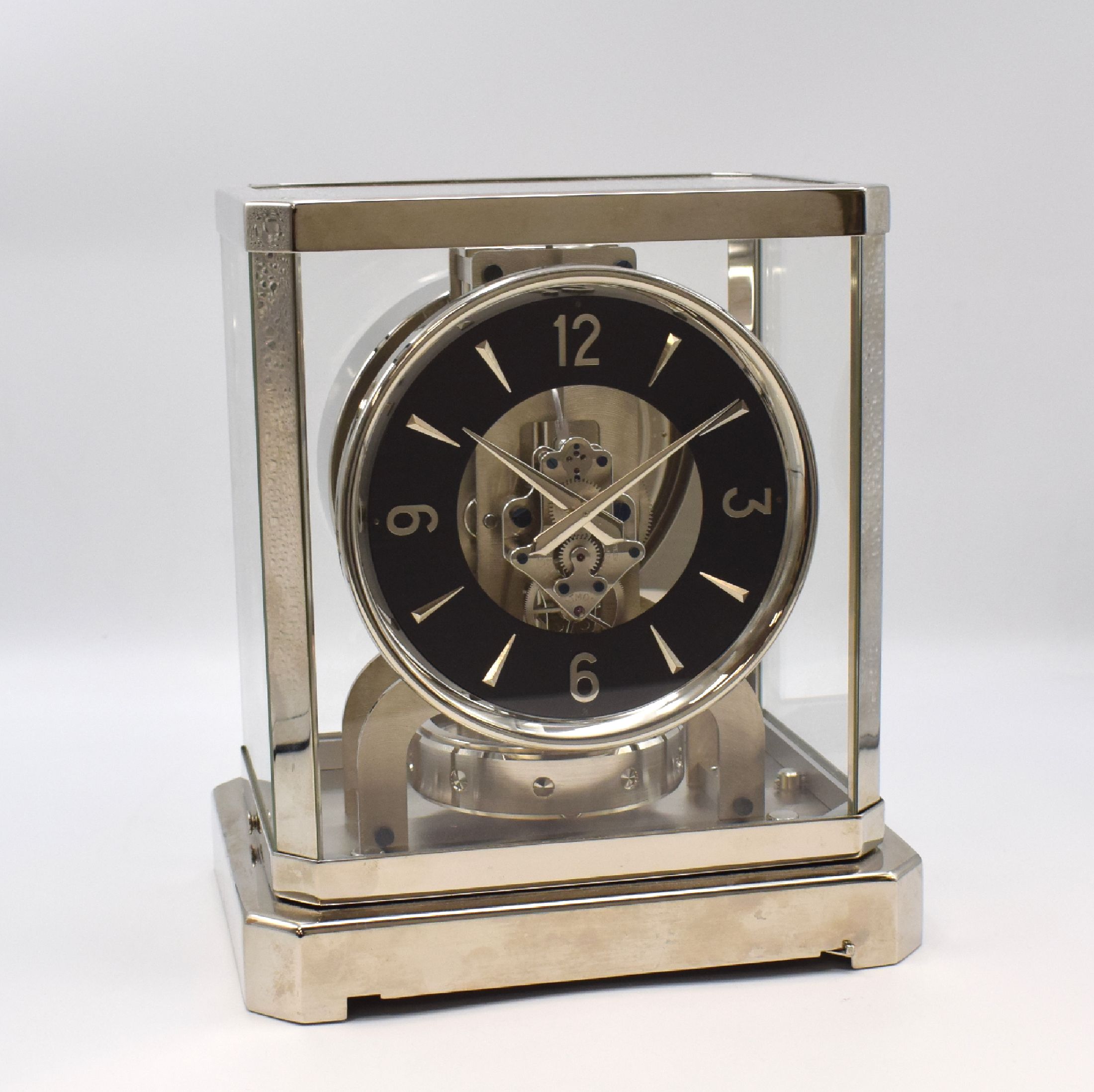 LeCoultre Drehpendeltischuhr Pendule Perpetuelle Serie Atmos, Schweiz um 1970, vernickeltes und 5-seitig verglastes Geh., schwarzes Zifferbl. mit ...