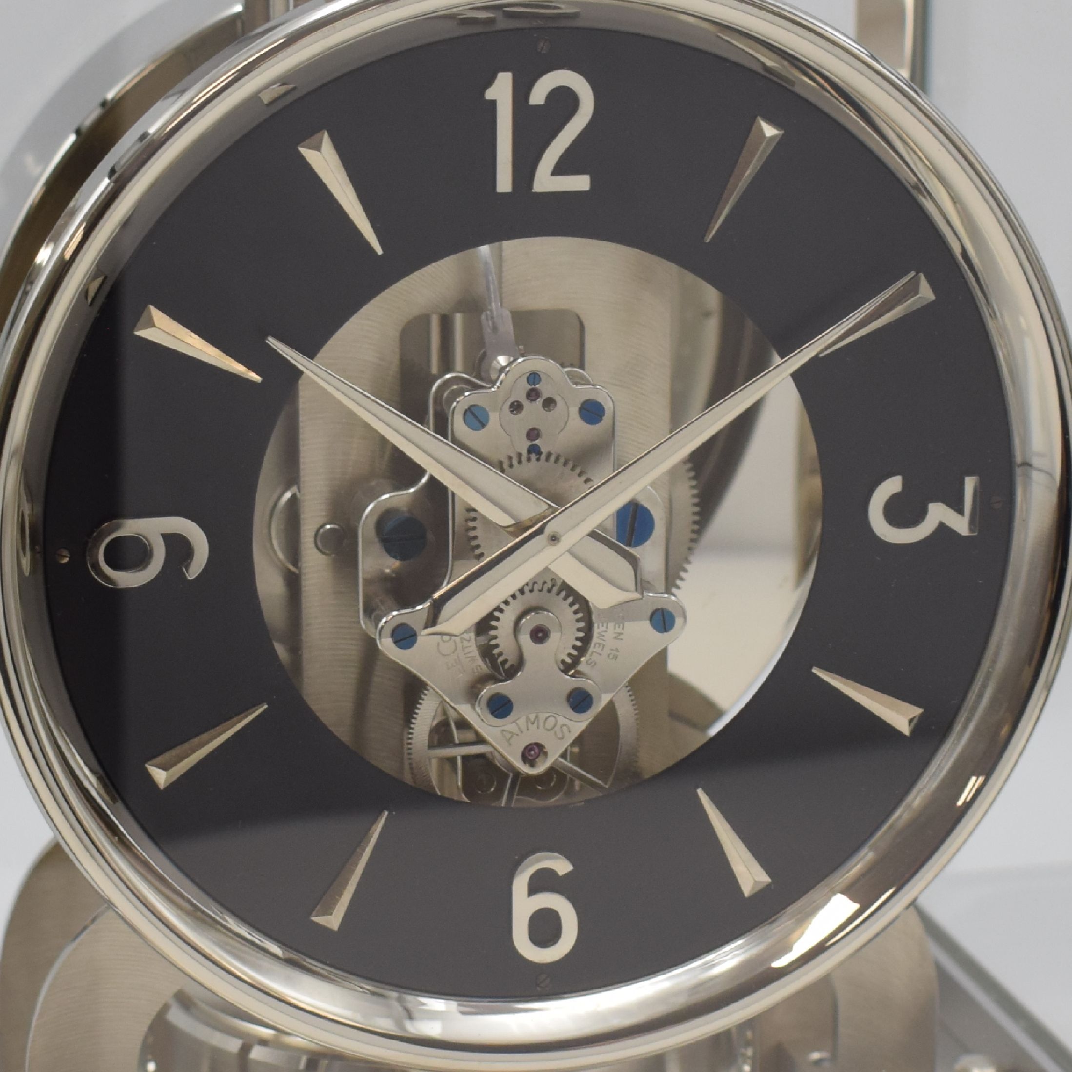 Detail a: LeCoultre Drehpendeltischuhr Pendule Perpetuelle Serie Atmos, Schweiz um 1970, vernickeltes und 5-seitig verglastes Geh., schwarzes Zifferbl. mit ...