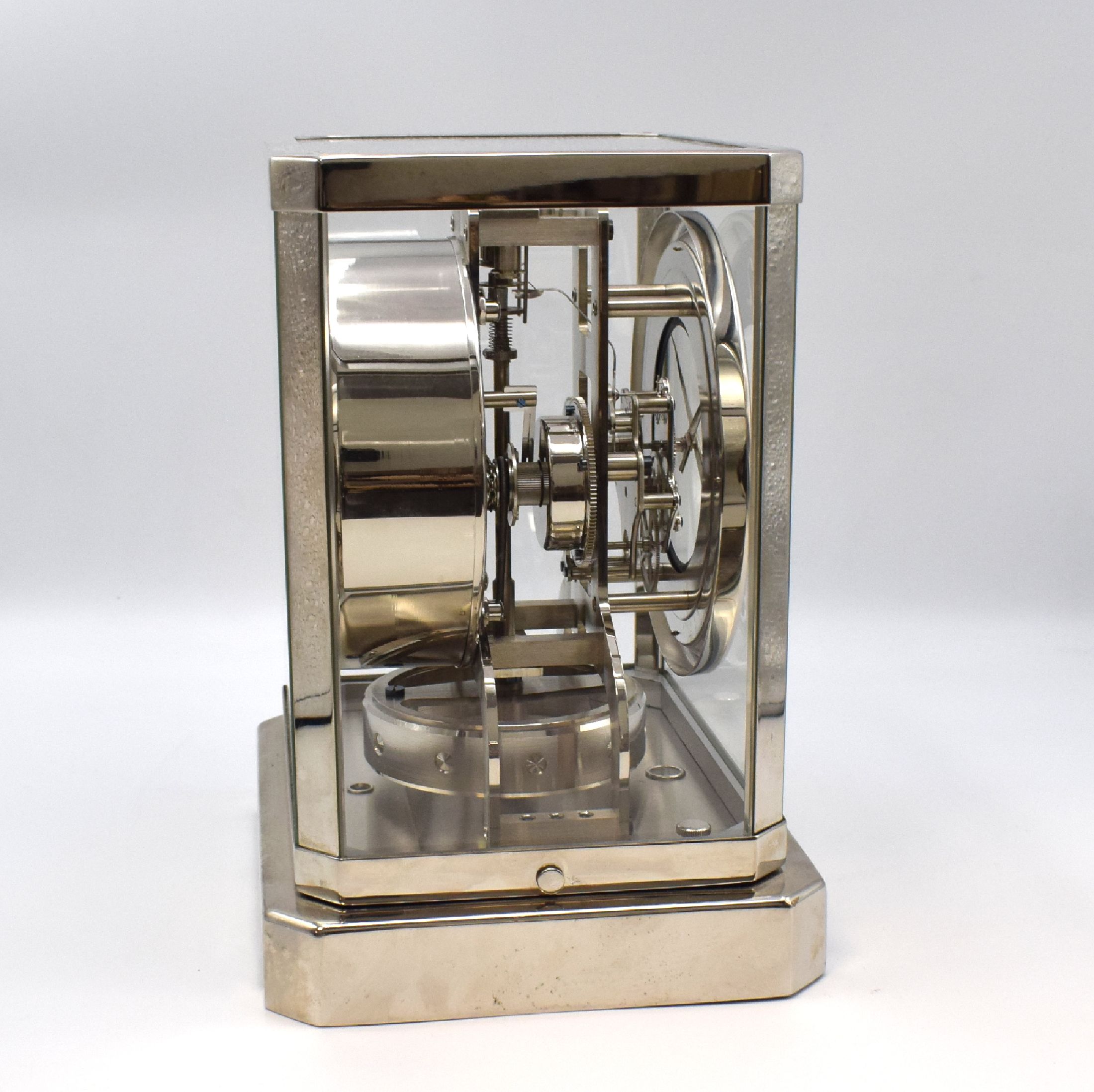 Detail b: LeCoultre Drehpendeltischuhr Pendule Perpetuelle Serie Atmos, Schweiz um 1970, vernickeltes und 5-seitig verglastes Geh., schwarzes Zifferbl. mit ...