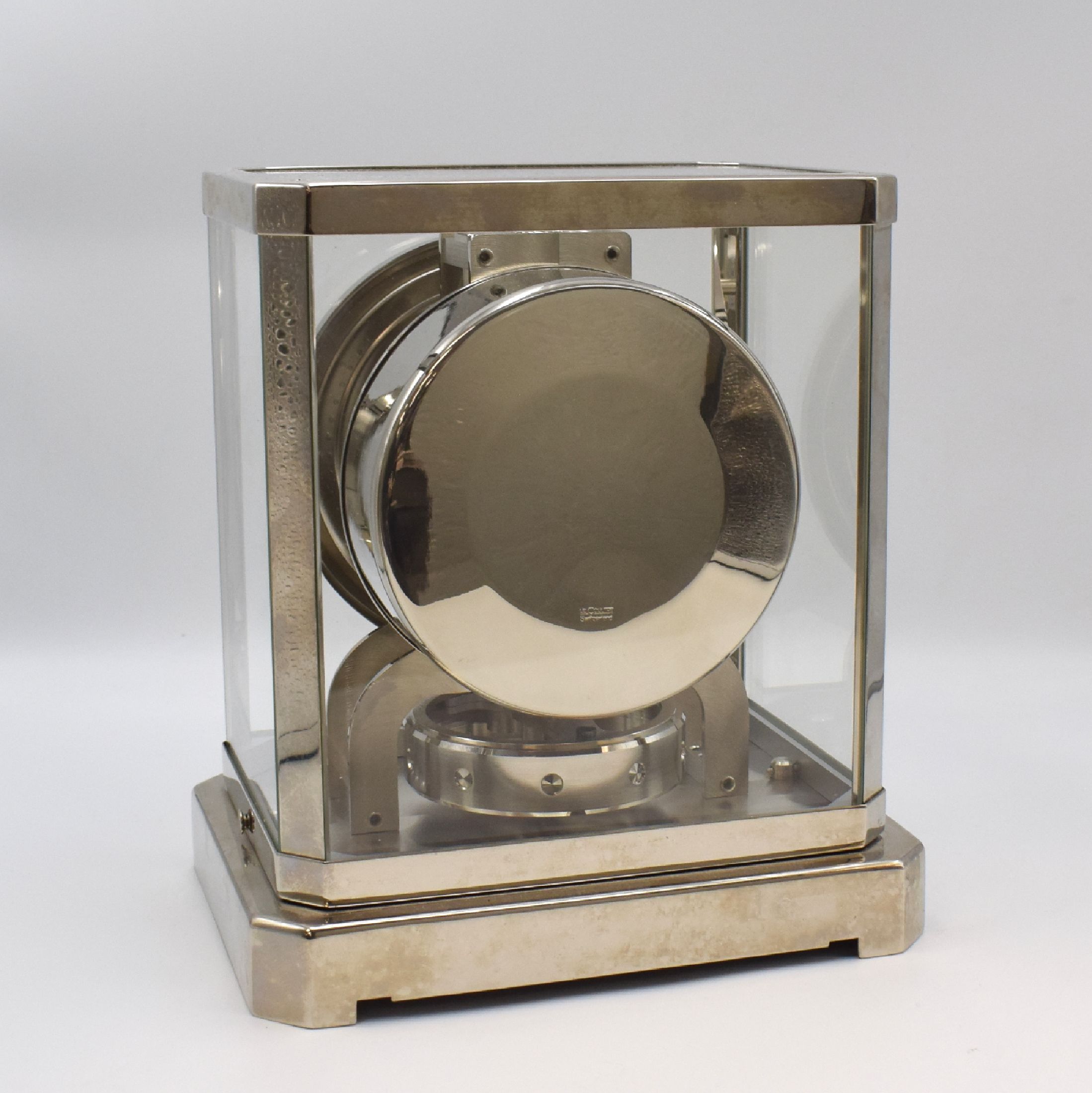 Detail c: LeCoultre Drehpendeltischuhr Pendule Perpetuelle Serie Atmos, Schweiz um 1970, vernickeltes und 5-seitig verglastes Geh., schwarzes Zifferbl. mit ...