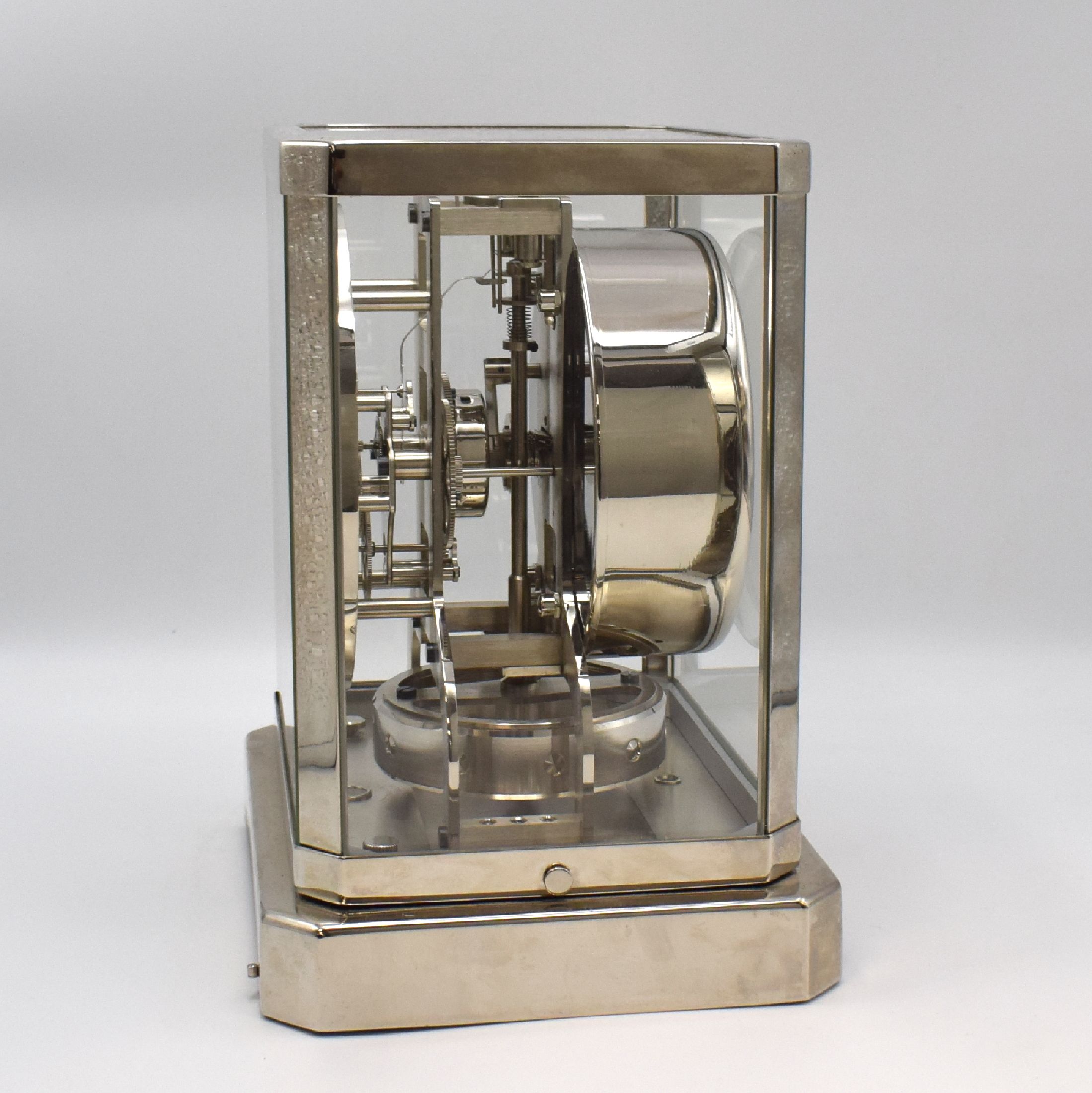 Detail d: LeCoultre Drehpendeltischuhr Pendule Perpetuelle Serie Atmos, Schweiz um 1970, vernickeltes und 5-seitig verglastes Geh., schwarzes Zifferbl. mit ...
