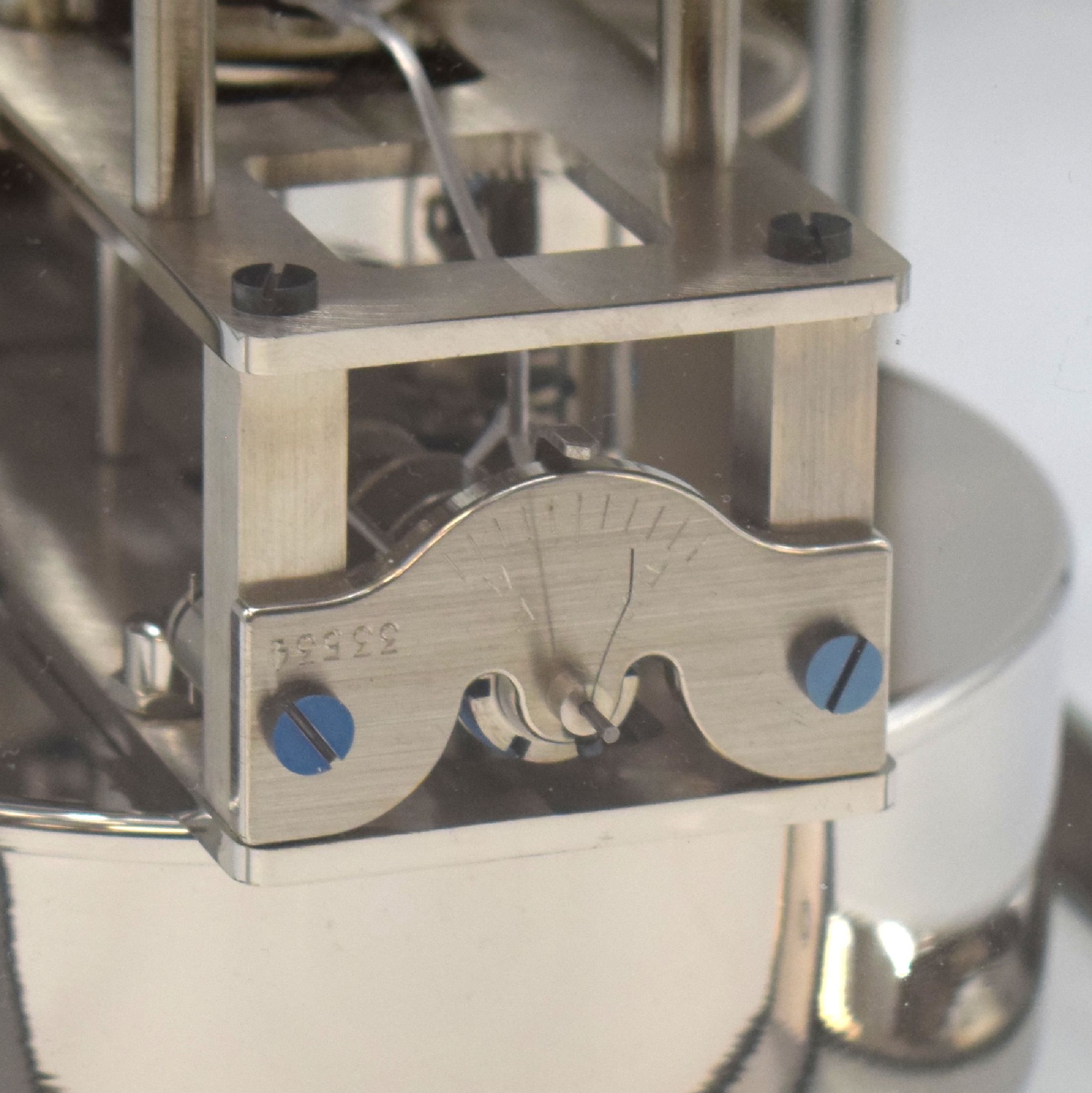 Detail e: LeCoultre Drehpendeltischuhr Pendule Perpetuelle Serie Atmos, Schweiz um 1970, vernickeltes und 5-seitig verglastes Geh., schwarzes Zifferbl. mit ...