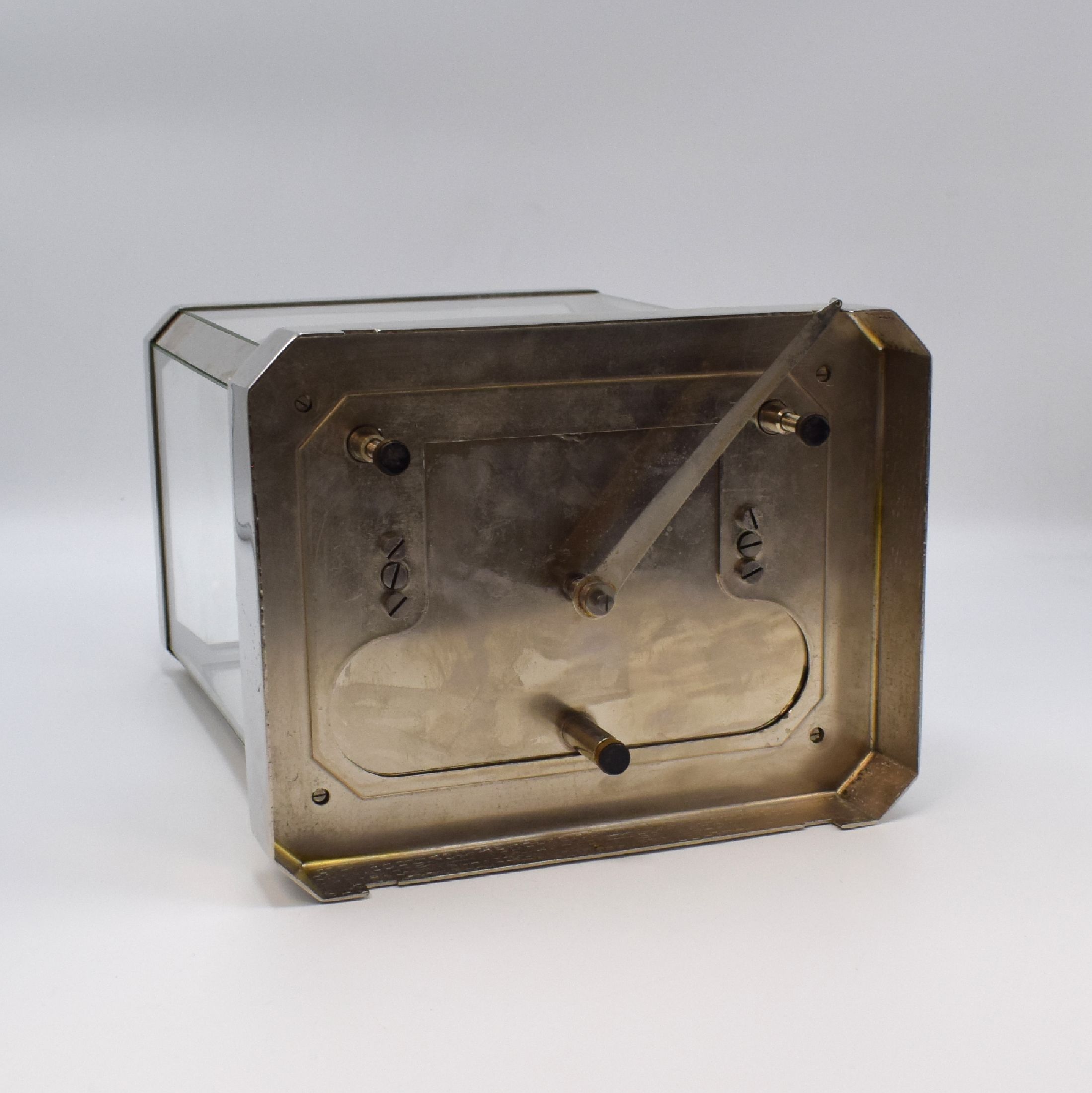 Detail f: LeCoultre Drehpendeltischuhr Pendule Perpetuelle Serie Atmos, Schweiz um 1970, vernickeltes und 5-seitig verglastes Geh., schwarzes Zifferbl. mit ...
