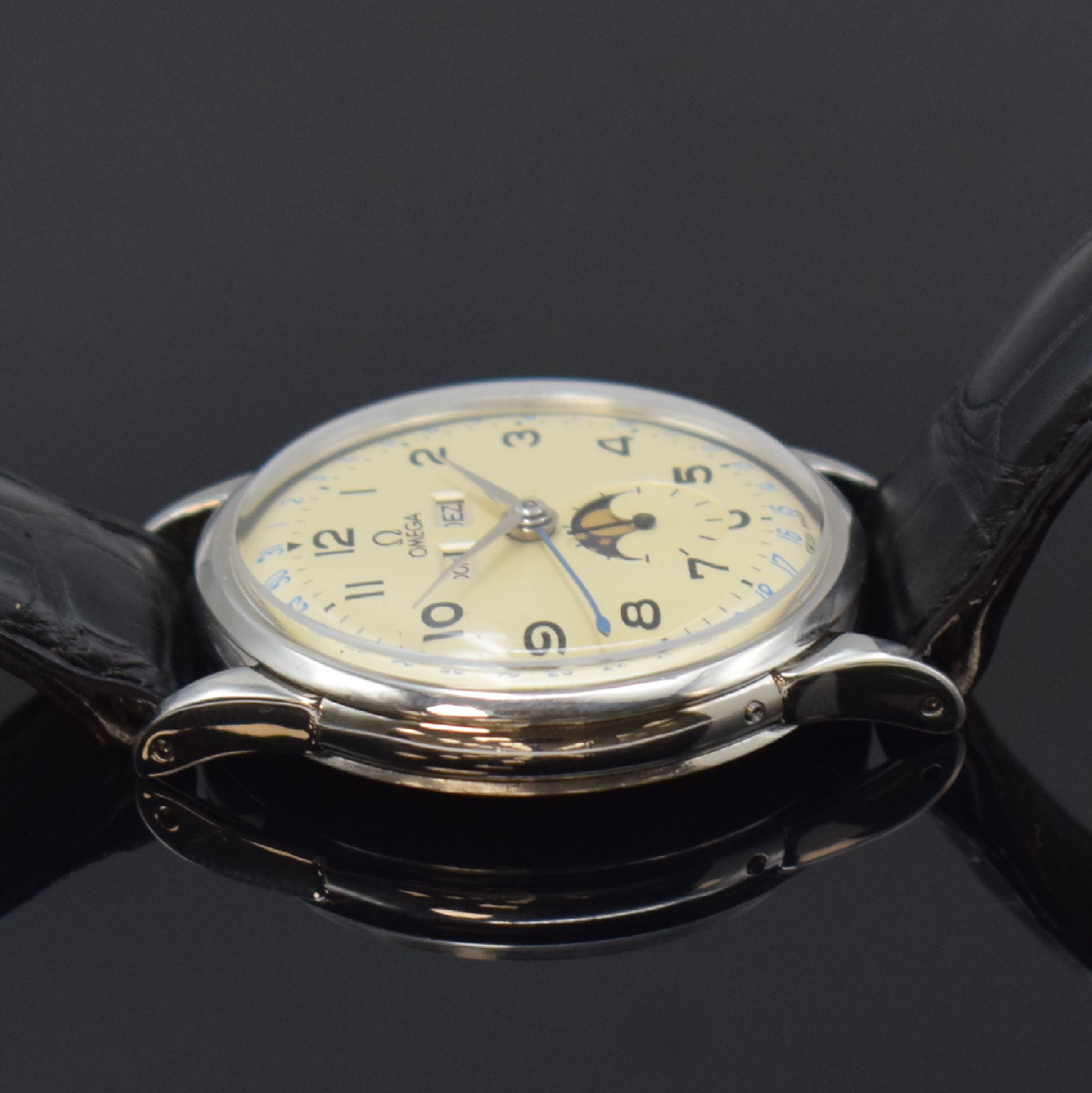 Detail d: OMEGA seltene, astronomische Herrenarmbanduhr Serie Cosmic Referenz 2486-1, Handaufzug, Schweiz um 1953, 3-teil. Edelstahlgeh., Boden und Glasrand ...