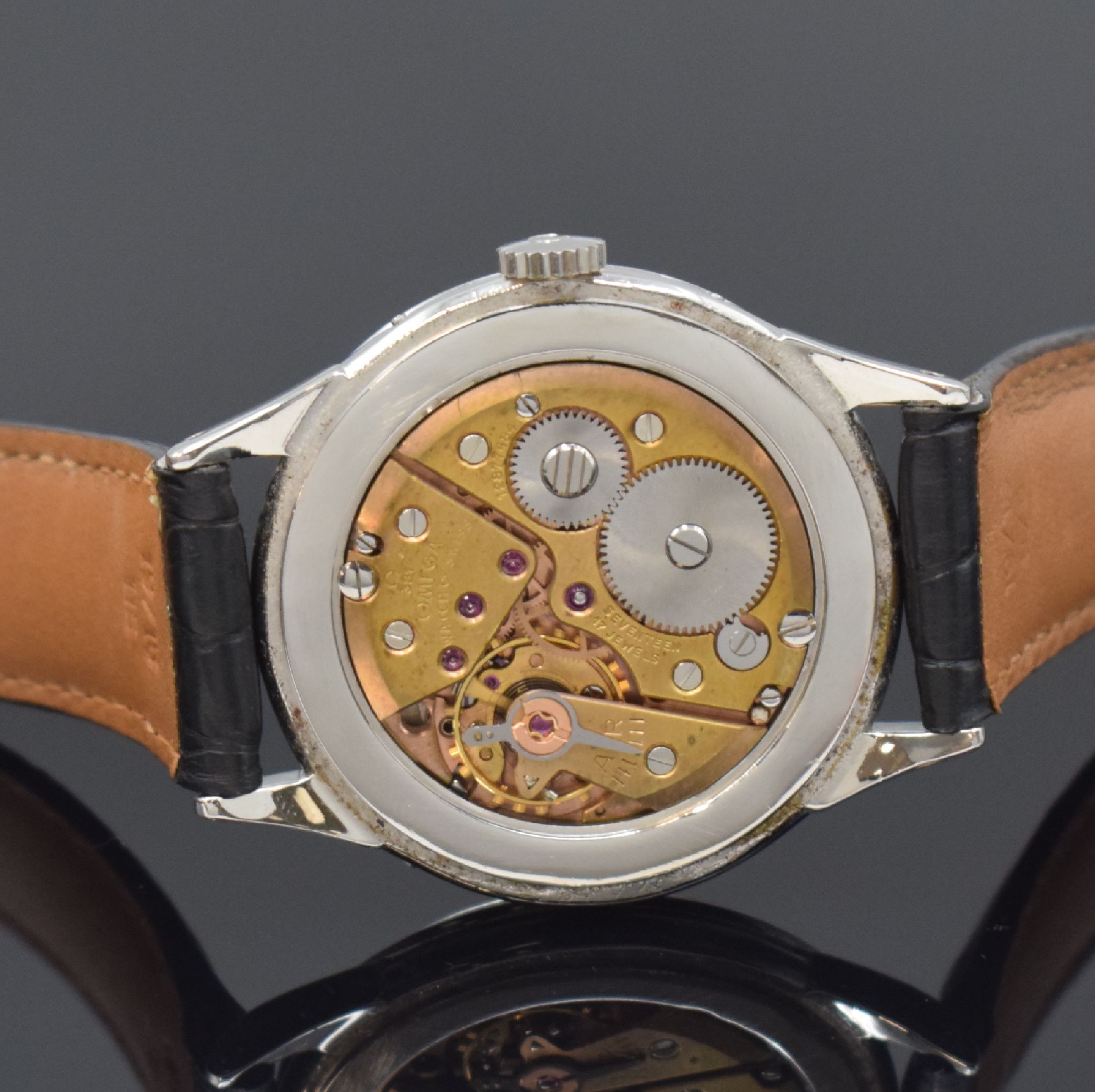 Detail e: OMEGA seltene, astronomische Herrenarmbanduhr Serie Cosmic Referenz 2486-1, Handaufzug, Schweiz um 1953, 3-teil. Edelstahlgeh., Boden und Glasrand ...