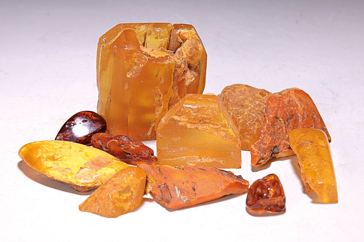 Lot Mineralien, 11 Bernsteine, meist Rohsteine, versch. Farben und Größen, ca. 3.5-7 cm, einige bearbeitet, ca. 370 g