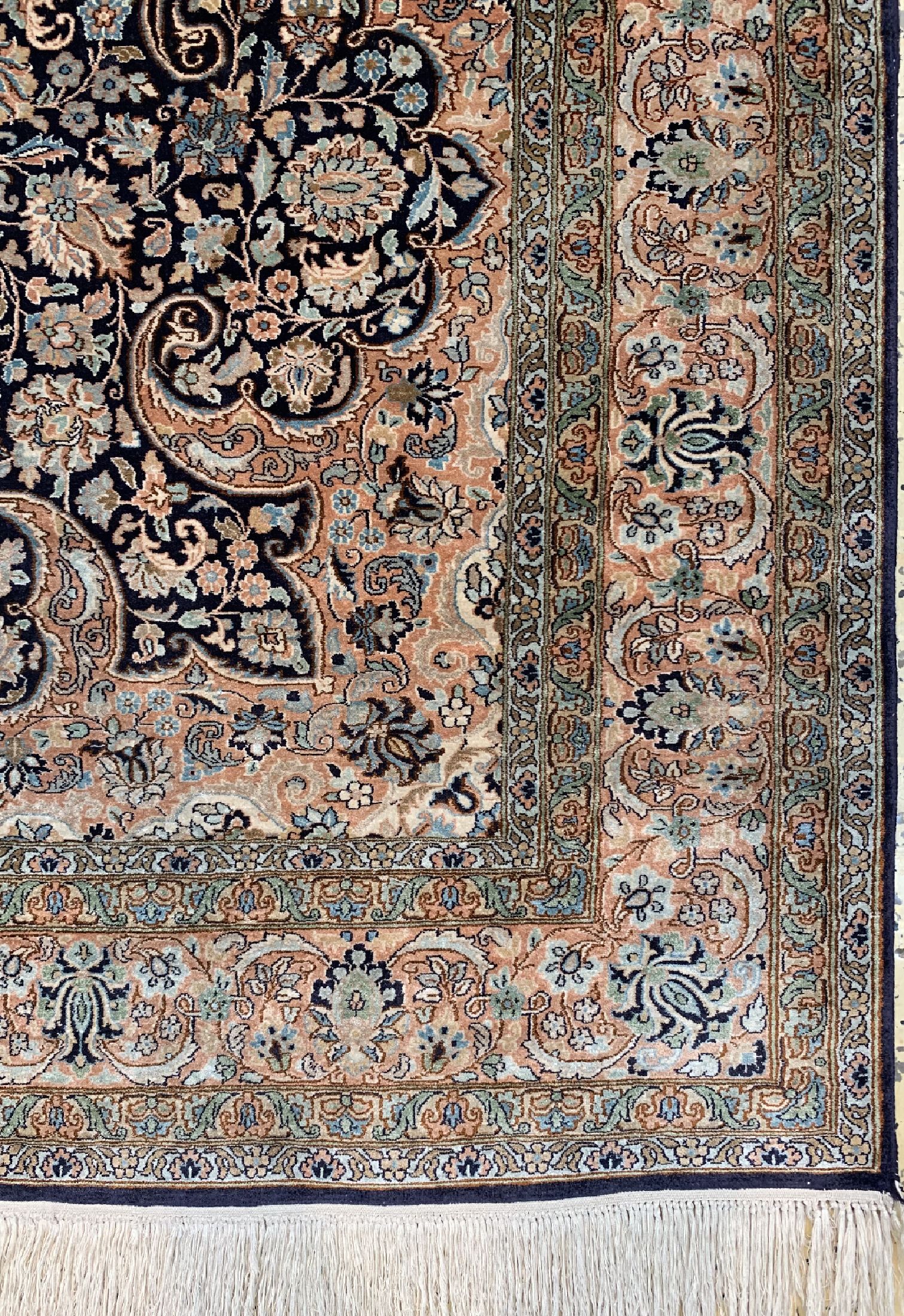 Detail a: Kaschmir Seide fein, Indien, ca. 50 Jahre, reine Naturseide, ca. 180 x 122 cm, ca. 1,0 Mio. Kn/qm, EHZ: 1-2