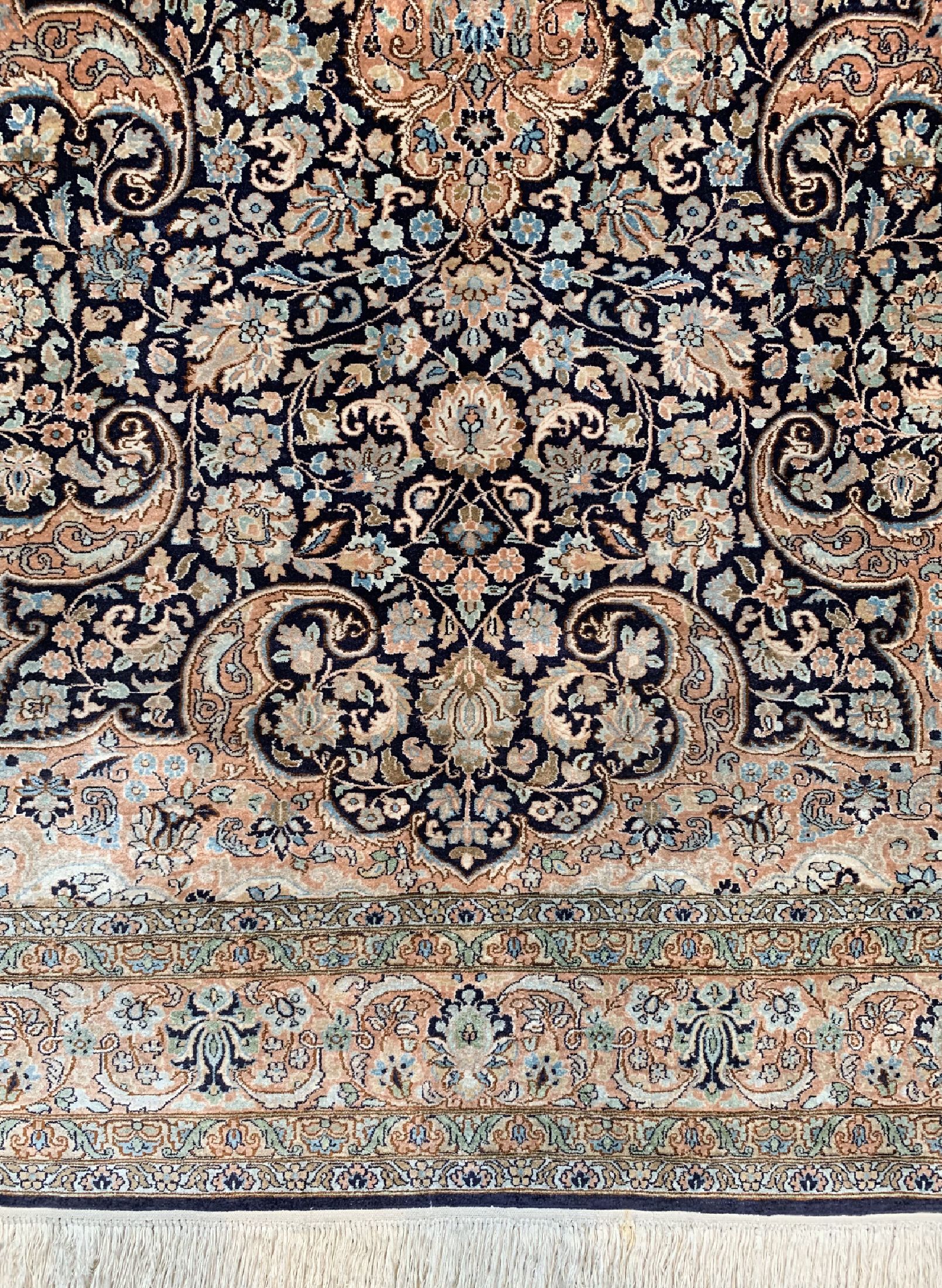 Detail b: Kaschmir Seide fein, Indien, ca. 50 Jahre, reine Naturseide, ca. 180 x 122 cm, ca. 1,0 Mio. Kn/qm, EHZ: 1-2