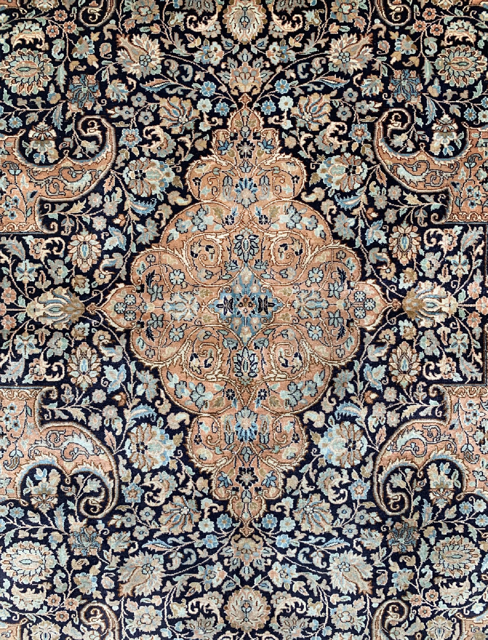 Detail c: Kaschmir Seide fein, Indien, ca. 50 Jahre, reine Naturseide, ca. 180 x 122 cm, ca. 1,0 Mio. Kn/qm, EHZ: 1-2