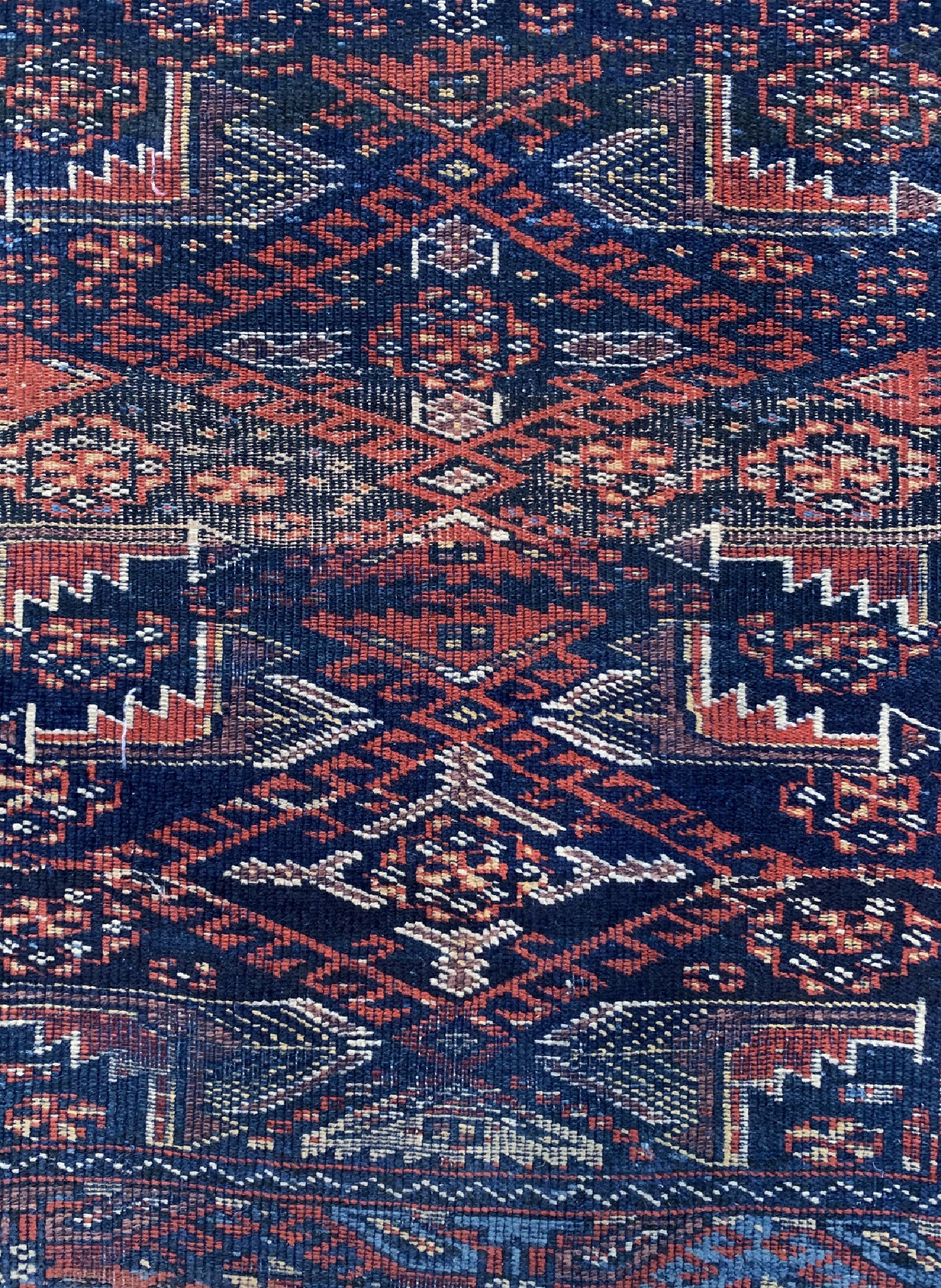 Detail b: Antiker Yürük, Türkei, 19.Jhd, Wolle auf Wolle, ca. 120 x 114 cm, EHZ: 3