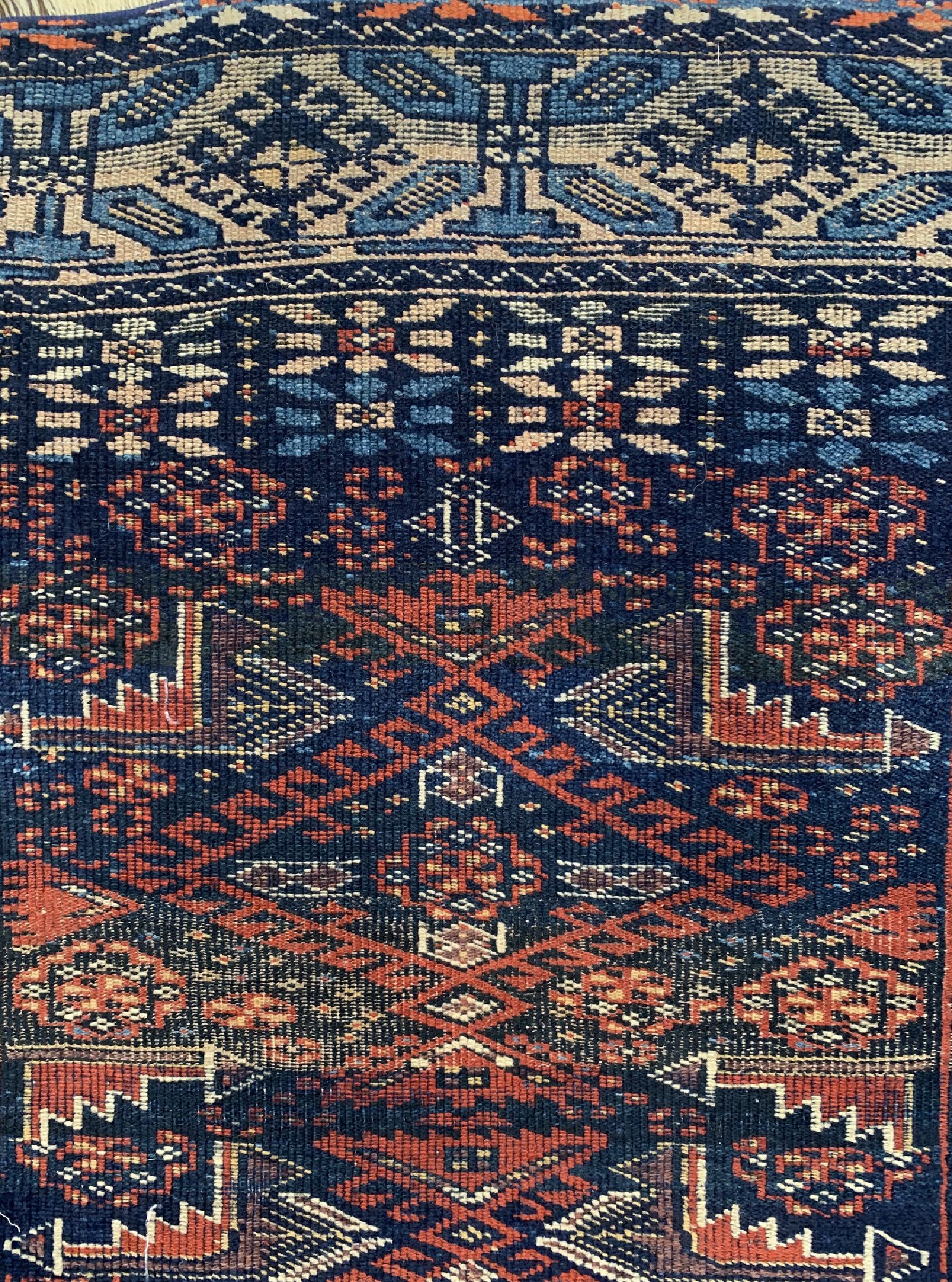 Detail c: Antiker Yürük, Türkei, 19.Jhd, Wolle auf Wolle, ca. 120 x 114 cm, EHZ: 3