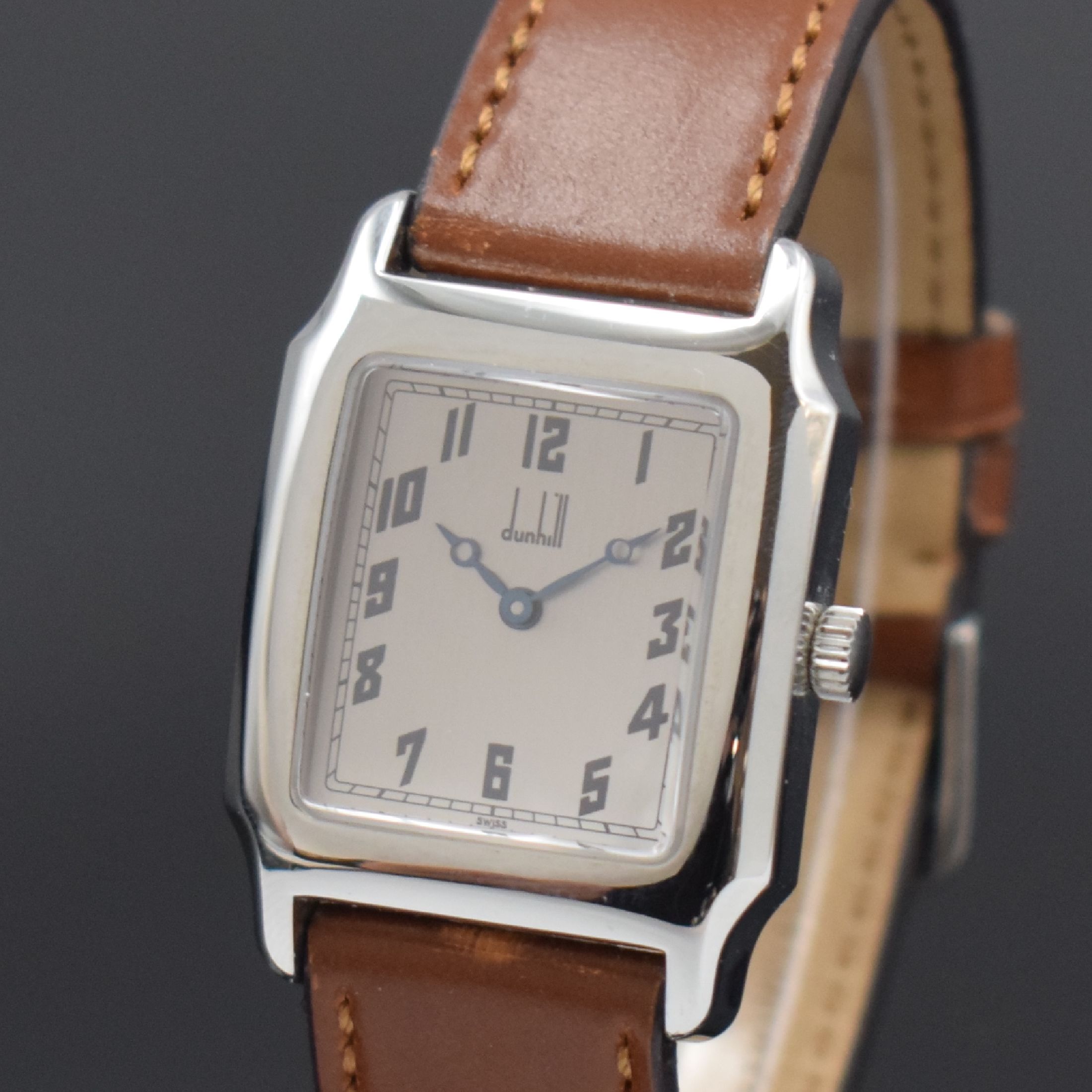 Detail a: DUNHILL Mechanical rechteckige Armbanduhr in Stahl, Schweiz um 2005, Handaufzug, 4-fach verschr. Geh., silb. Zifferbl., arab. Zahlen, rhod. Werk Kal. ...