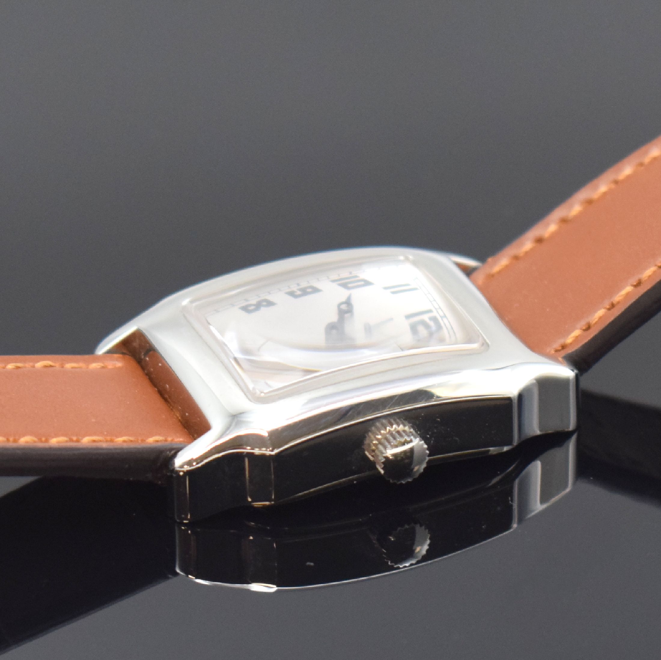 Detail b: DUNHILL Mechanical rechteckige Armbanduhr in Stahl, Schweiz um 2005, Handaufzug, 4-fach verschr. Geh., silb. Zifferbl., arab. Zahlen, rhod. Werk Kal. ...