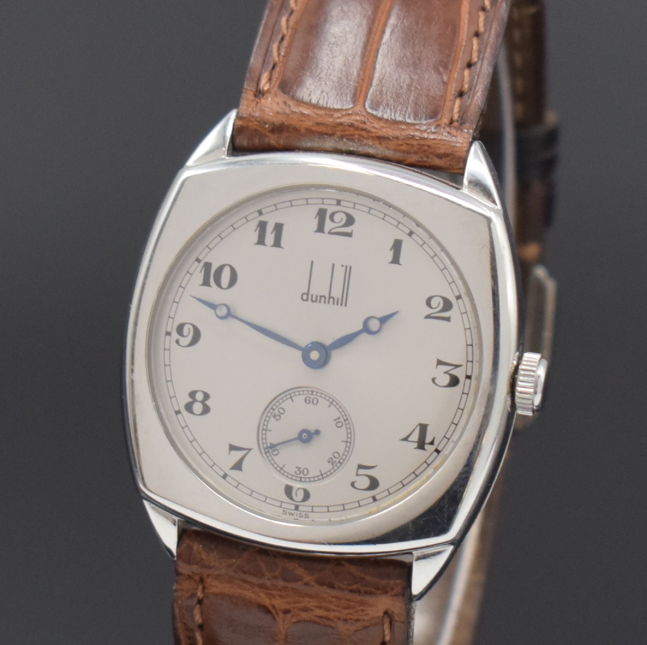 Detail a: DUNHILL Mechanical Armbanduhr in Stahl, Schweiz um 2005, Handaufzug, 4-fach verschr. Carré-Cambré-Geh., grau-silb. Zifferbl., arab. Zahlen, kl. ...