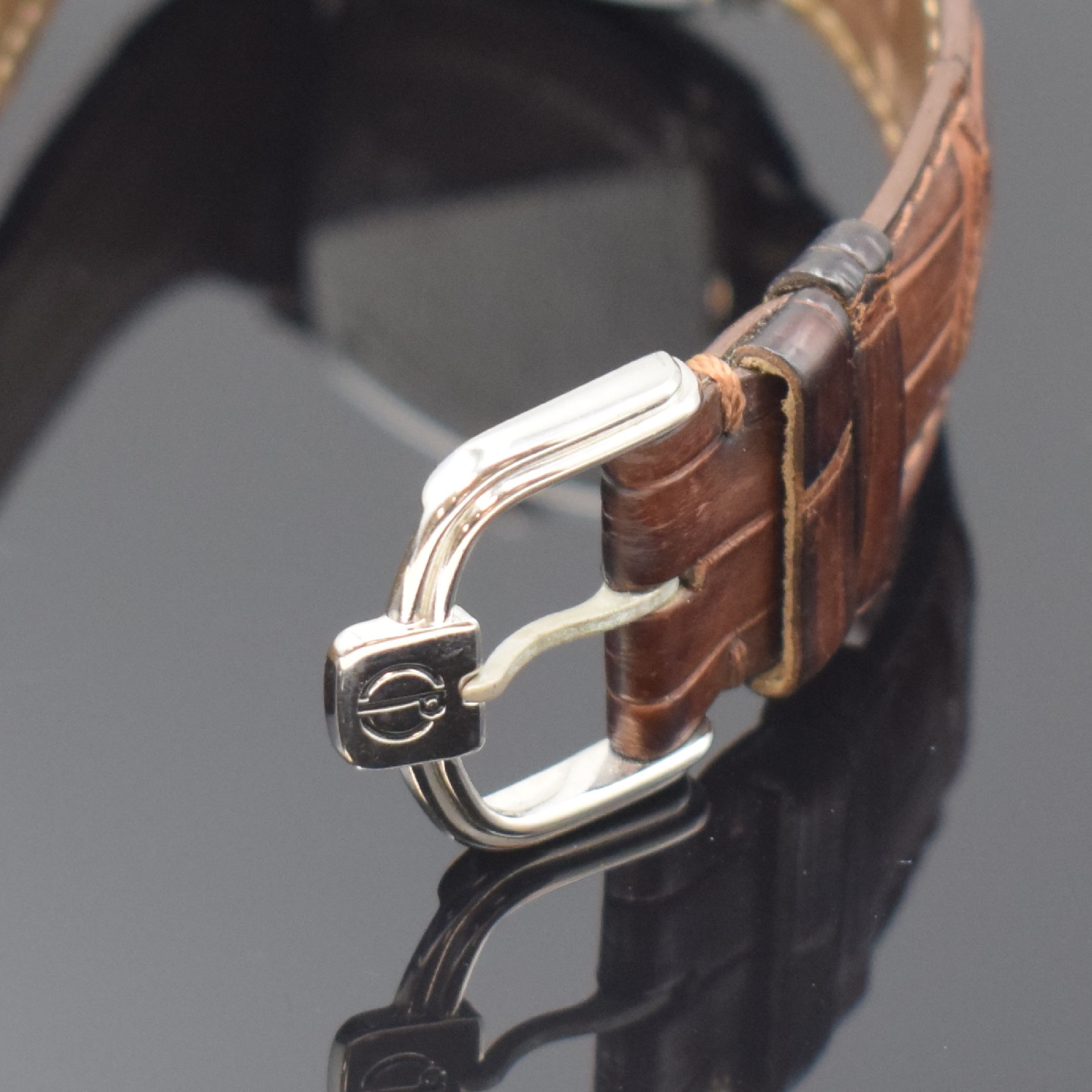 Detail b: DUNHILL Mechanical Armbanduhr in Stahl, Schweiz um 2005, Handaufzug, 4-fach verschr. Carré-Cambré-Geh., grau-silb. Zifferbl., arab. Zahlen, kl. ...