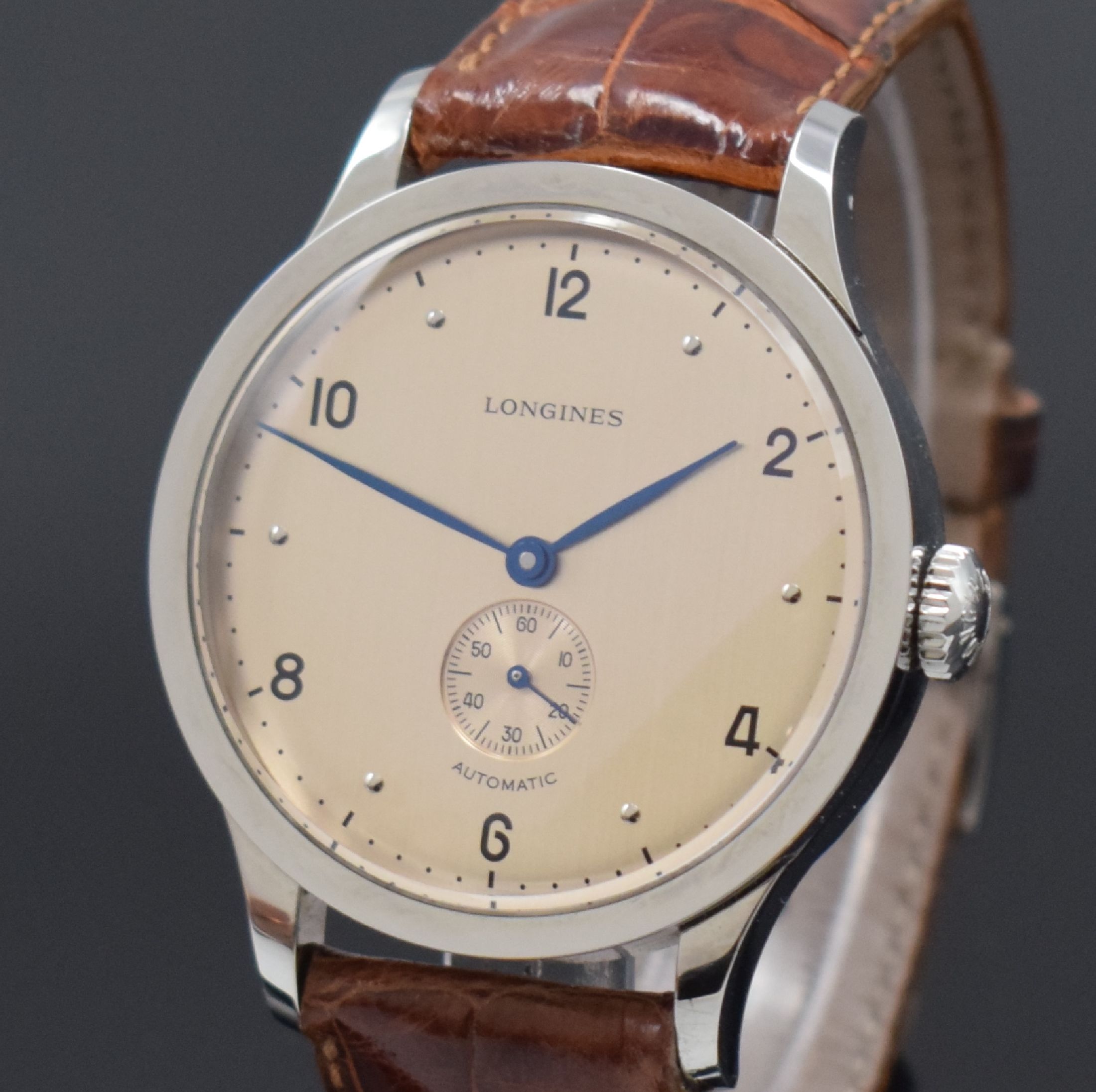 Detail a: LONGINES Heritage 1945 Herrenarmbanduhr in Stahl Referenz L2.813.4, Schweiz um 2020, Automatik, gedr. Geh., gewölbtes Saphirglas, silb./cremefarb. ...