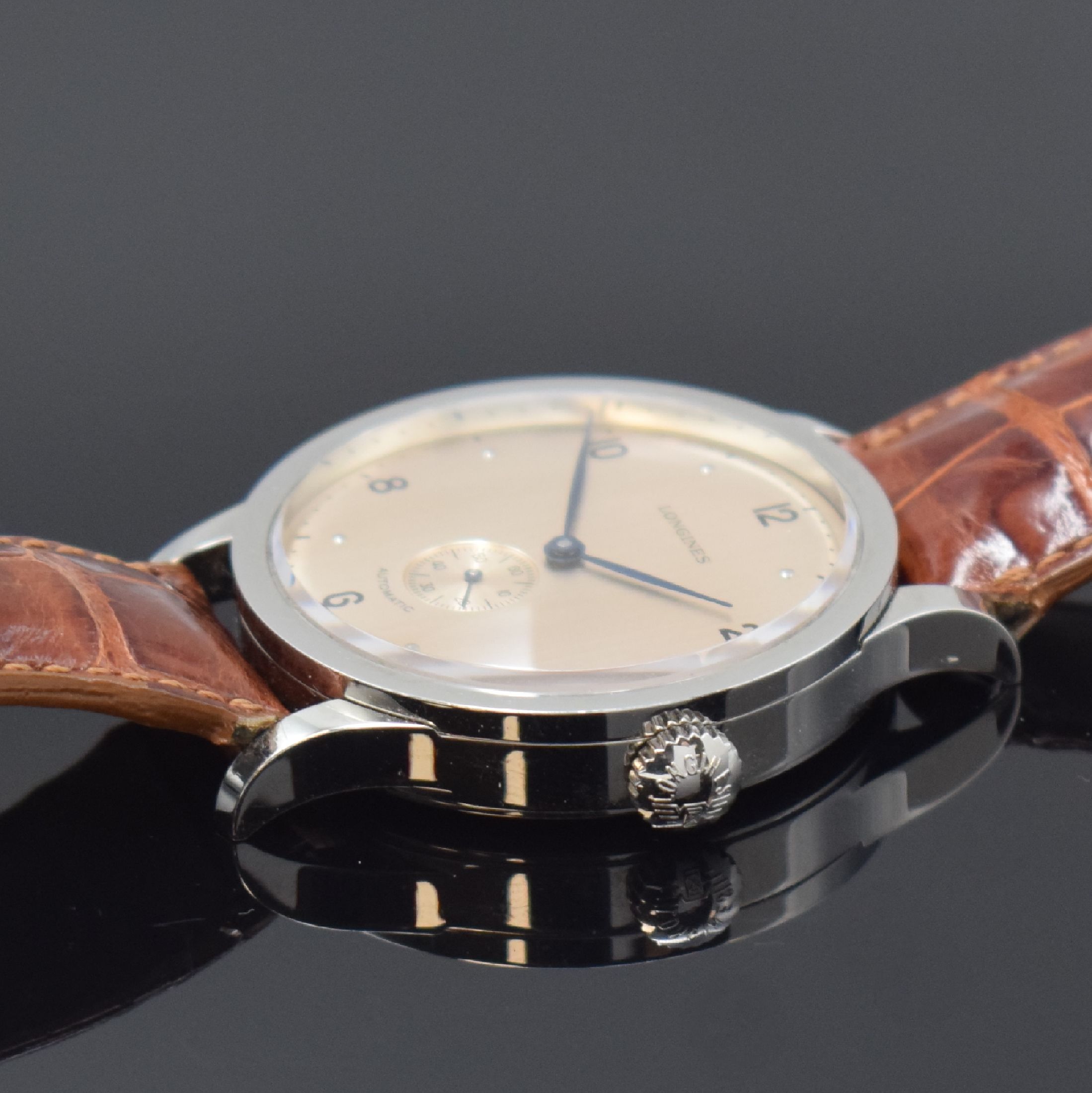 Detail b: LONGINES Heritage 1945 Herrenarmbanduhr in Stahl Referenz L2.813.4, Schweiz um 2020, Automatik, gedr. Geh., gewölbtes Saphirglas, silb./cremefarb. ...