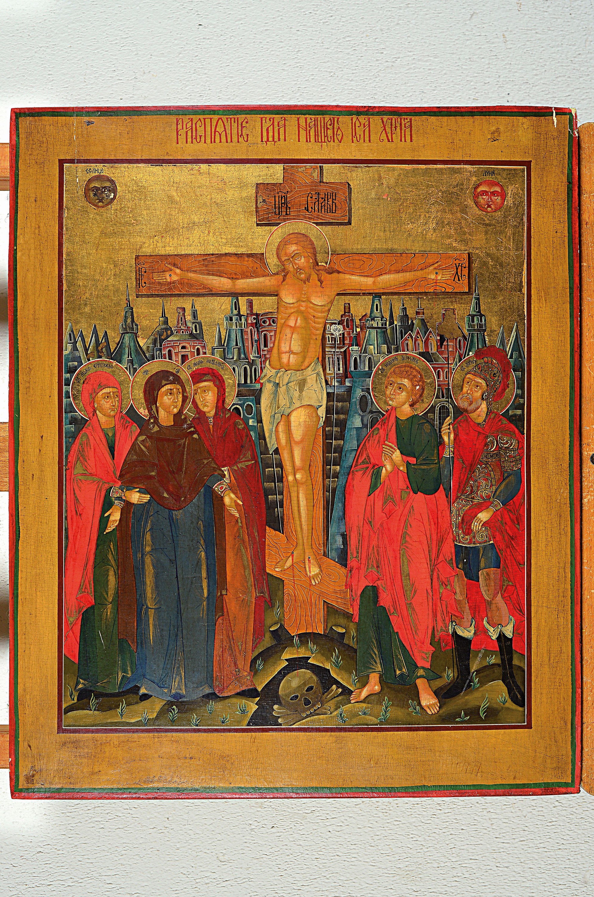 Detail k: Ikone, Russland, fortgeschrittenes 20.Jh., Tempera auf Holz, Kreuzigung Christi, Corpus Christi flankiert von der Gottesmutter und ihren ...